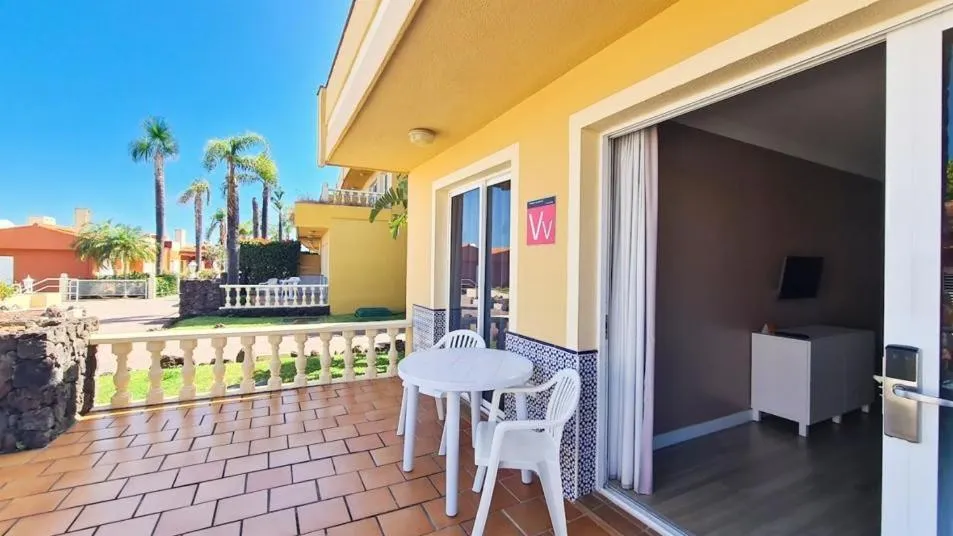 Photo of the whole room in Coral La Quinta Park Suites