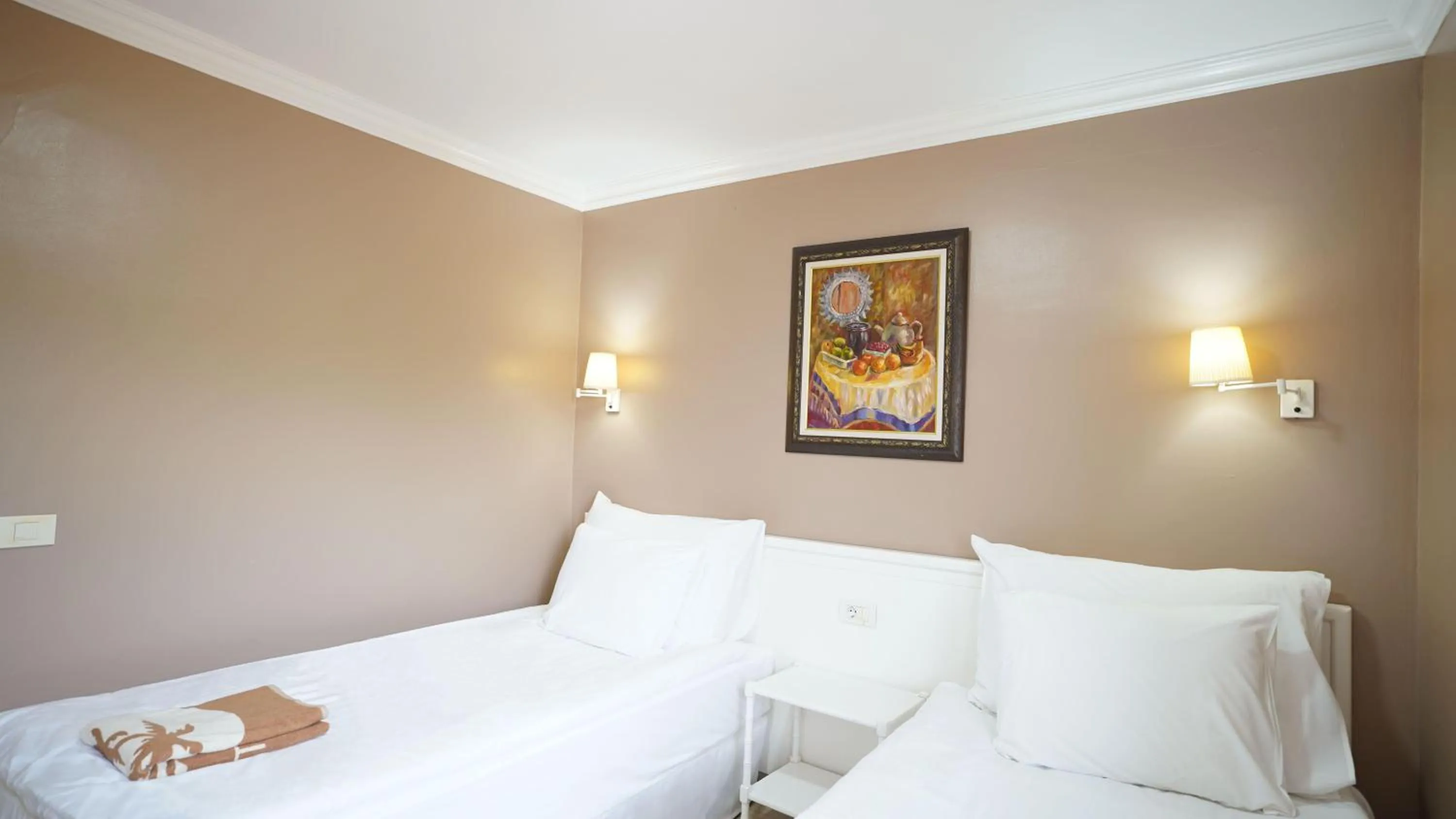 Photo of the whole room, Bed in Coral La Quinta Park Suites