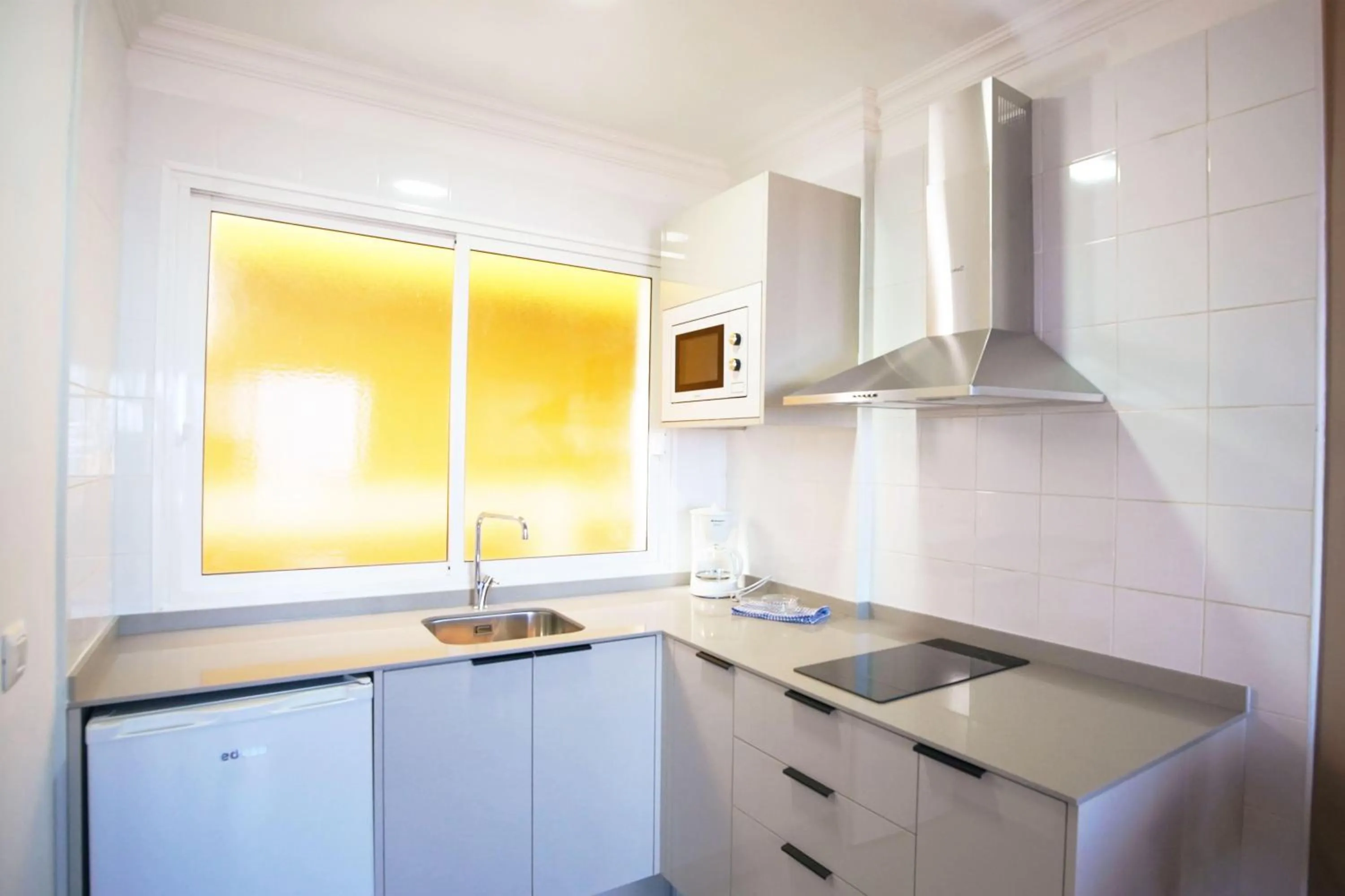 Kitchen or kitchenette in Coral La Quinta Park Suites