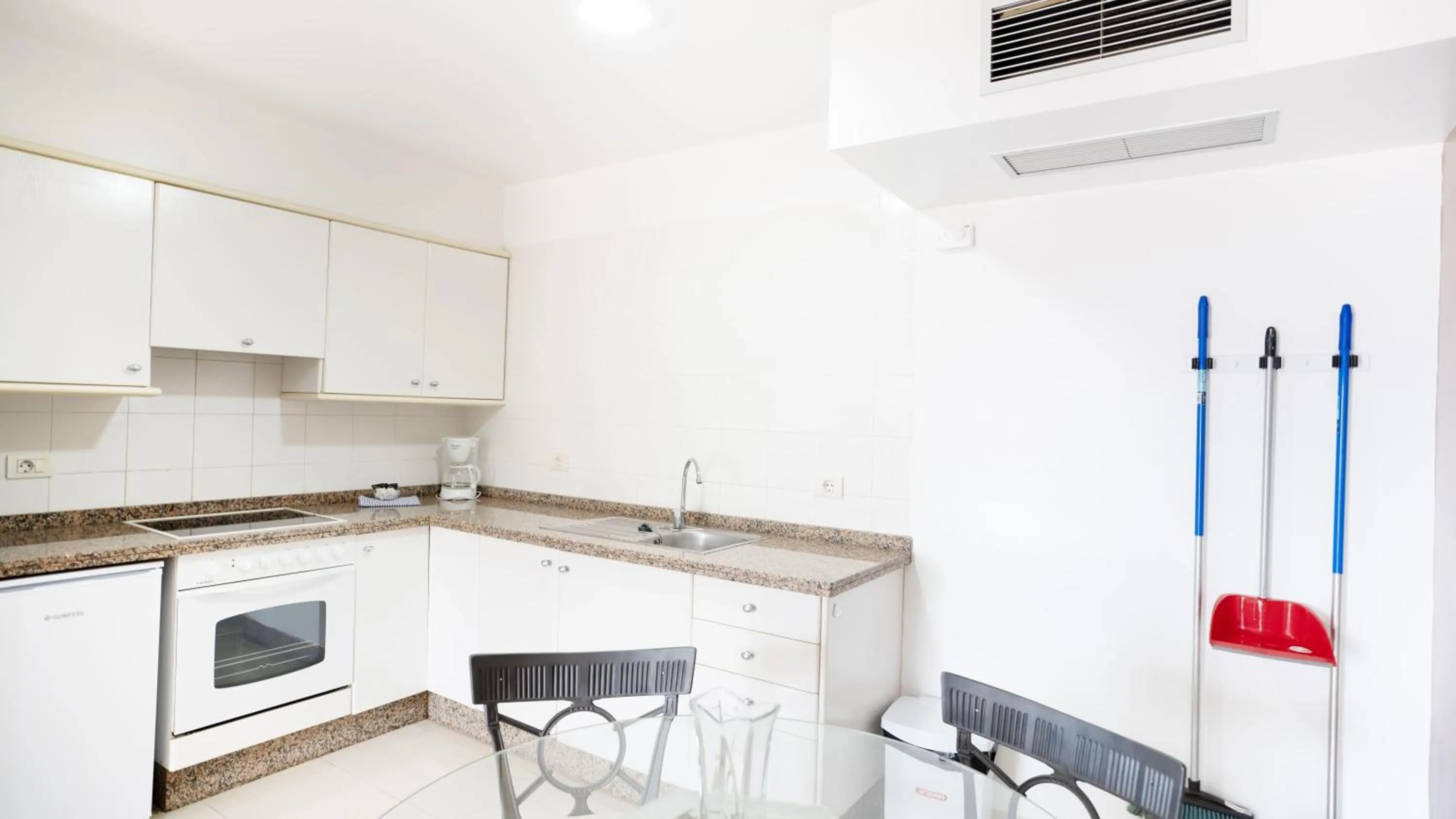 Photo of the whole room in Coral La Quinta Park Suites