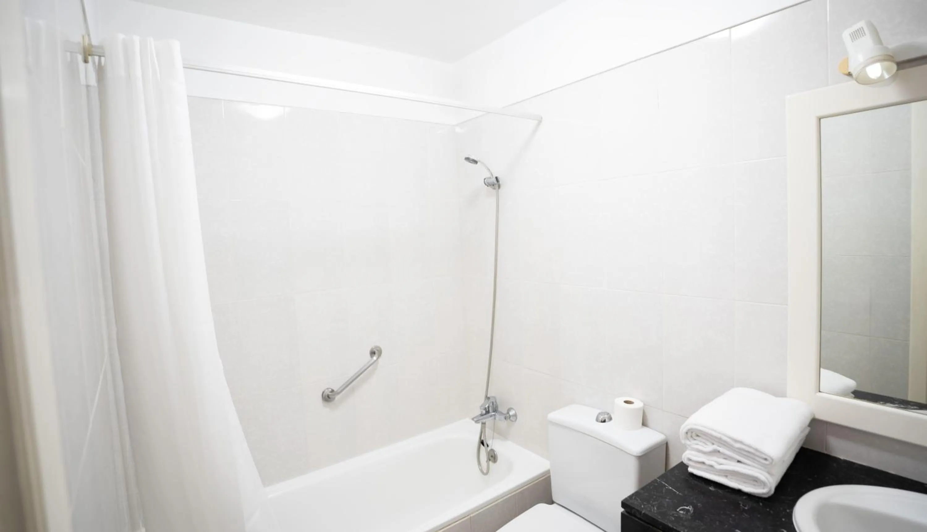 Bathroom in Coral La Quinta Park Suites