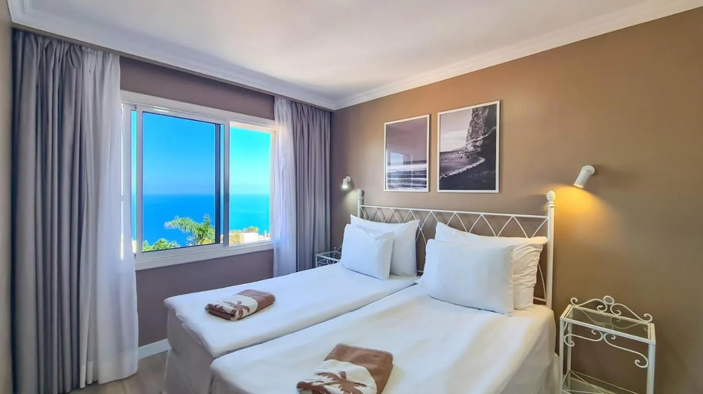 Photo of the whole room, Bed in Coral La Quinta Park Suites