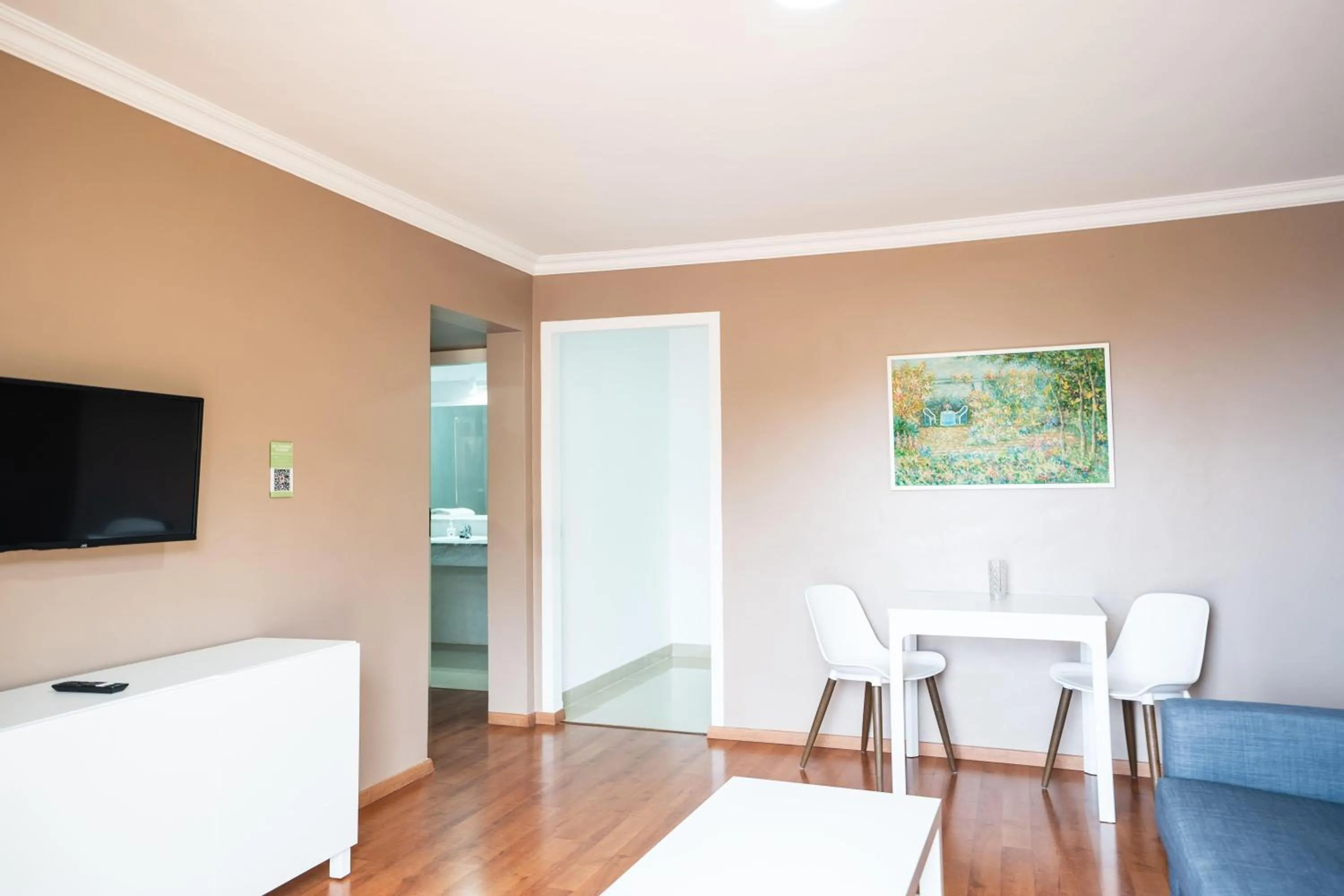 Photo of the whole room in Coral La Quinta Park Suites