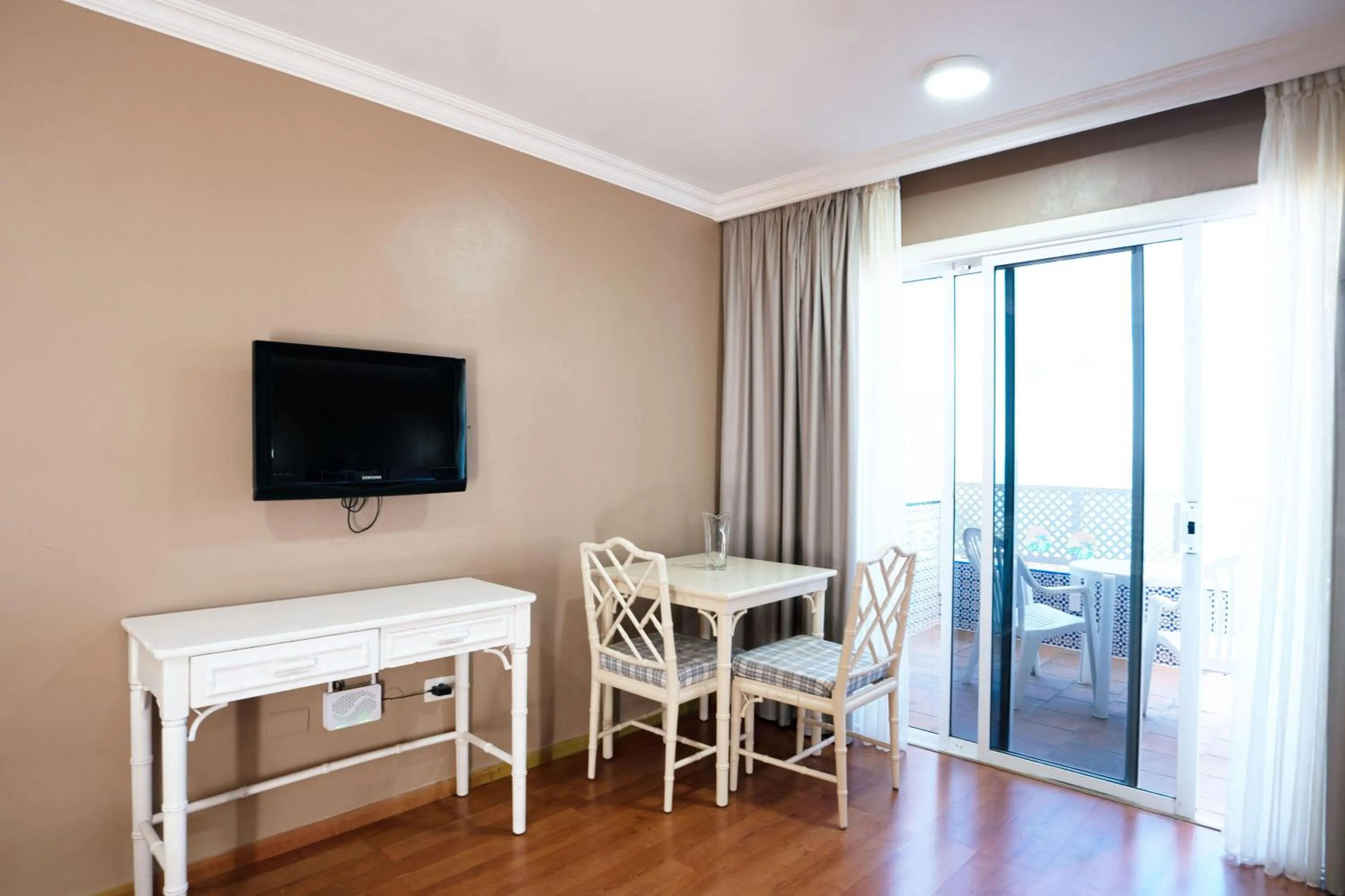 Photo of the whole room in Coral La Quinta Park Suites