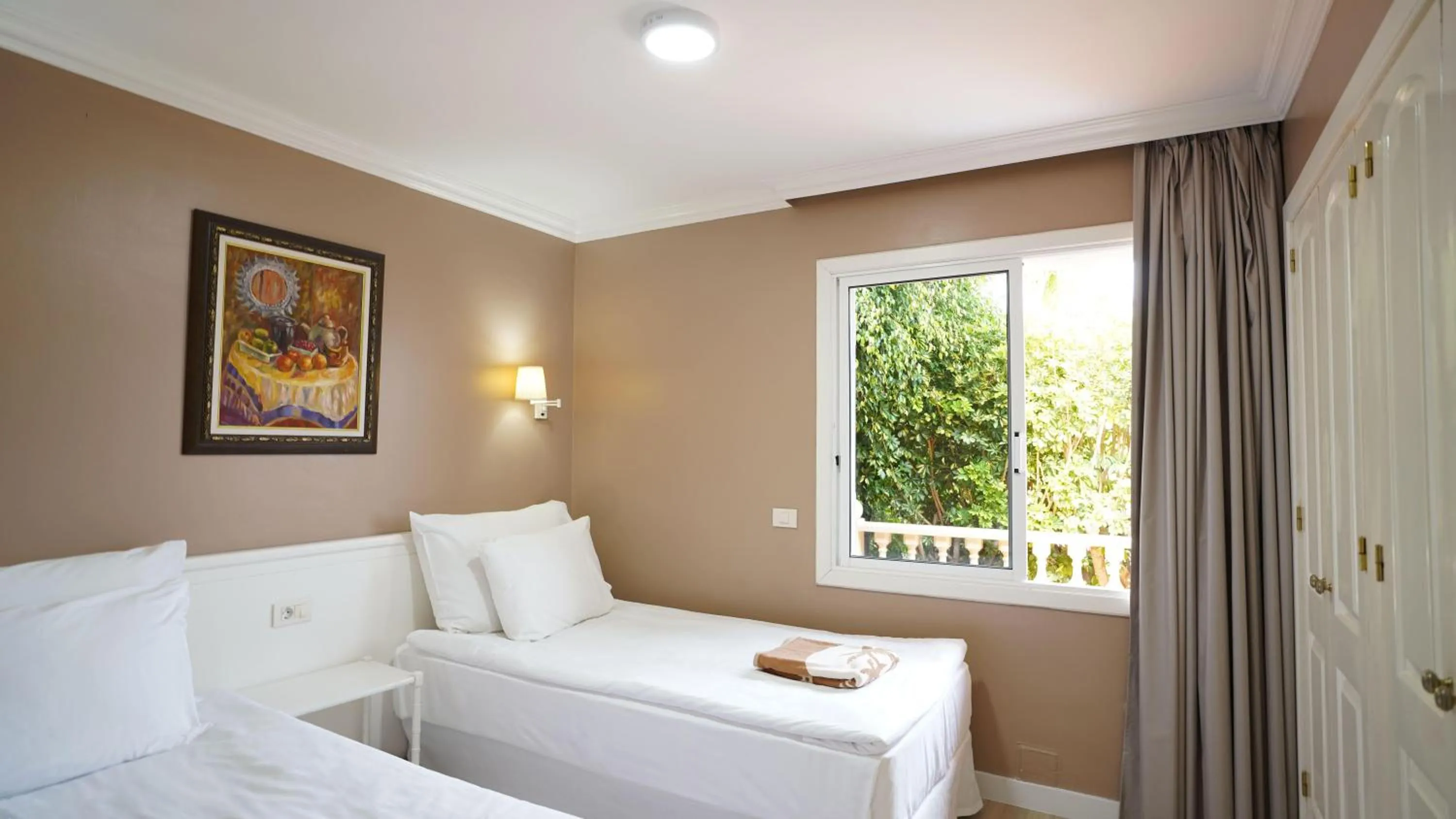 Photo of the whole room, Bed in Coral La Quinta Park Suites