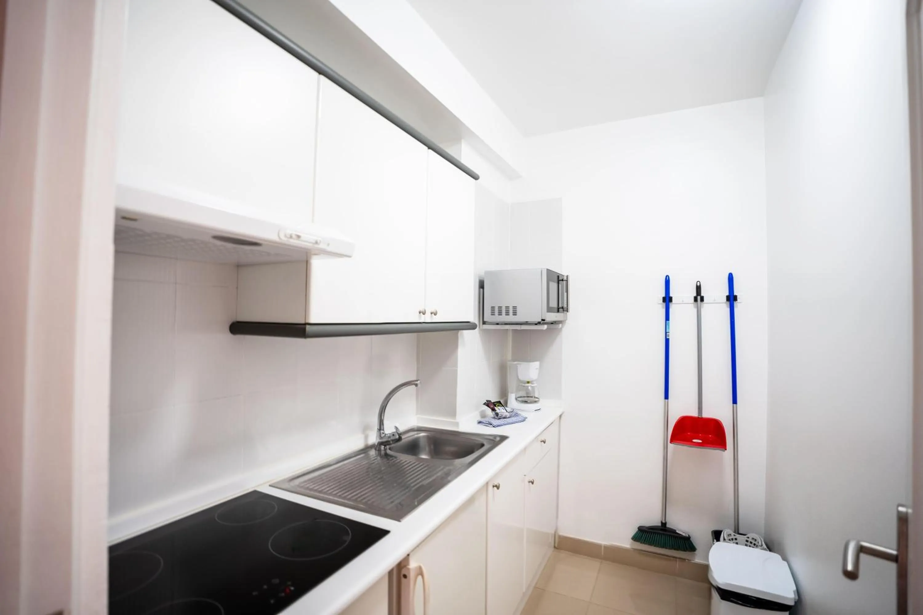 Kitchen or kitchenette in Coral La Quinta Park Suites