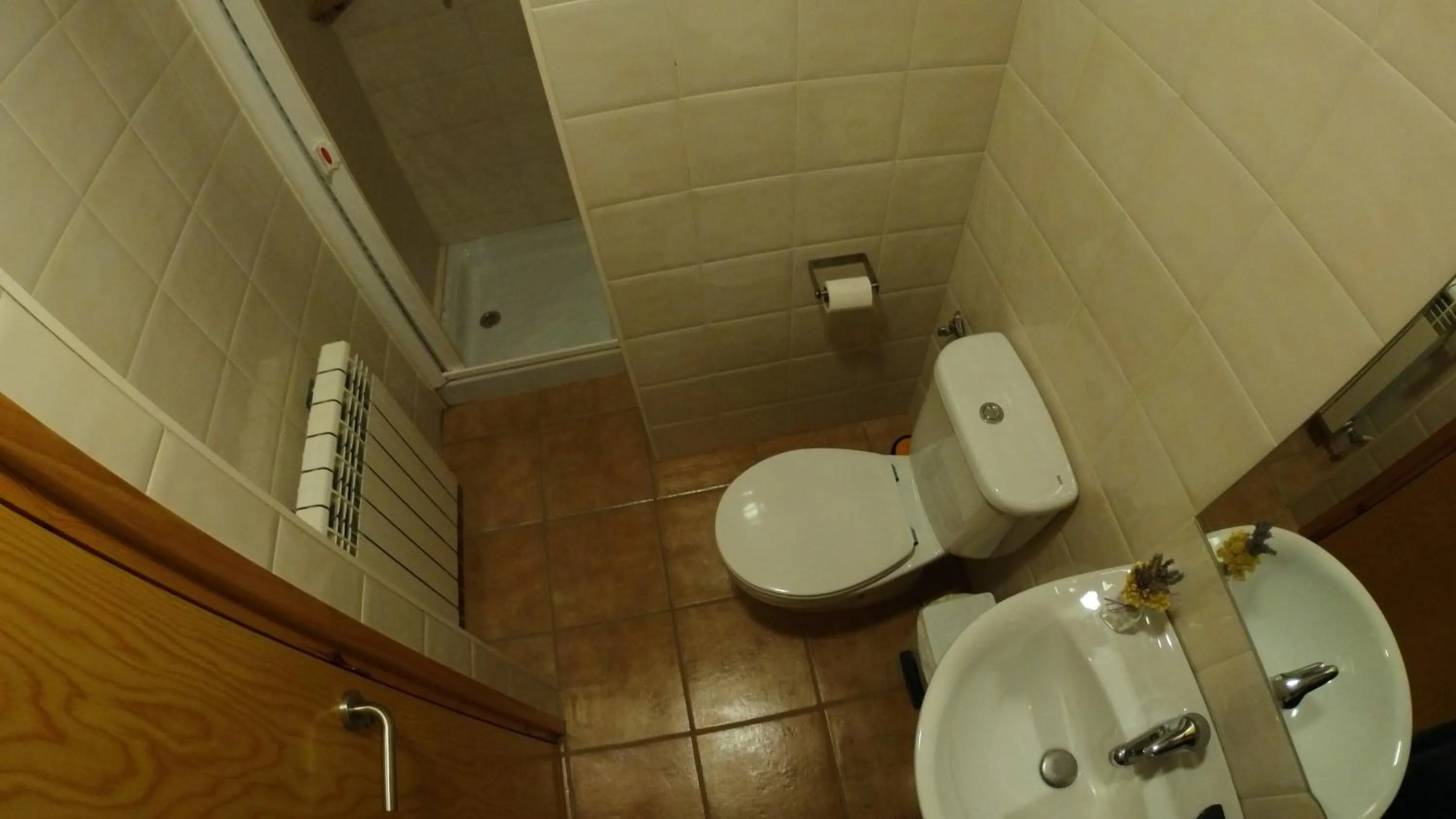 Bathroom in Castell de Ceuró. Hotel Rural
