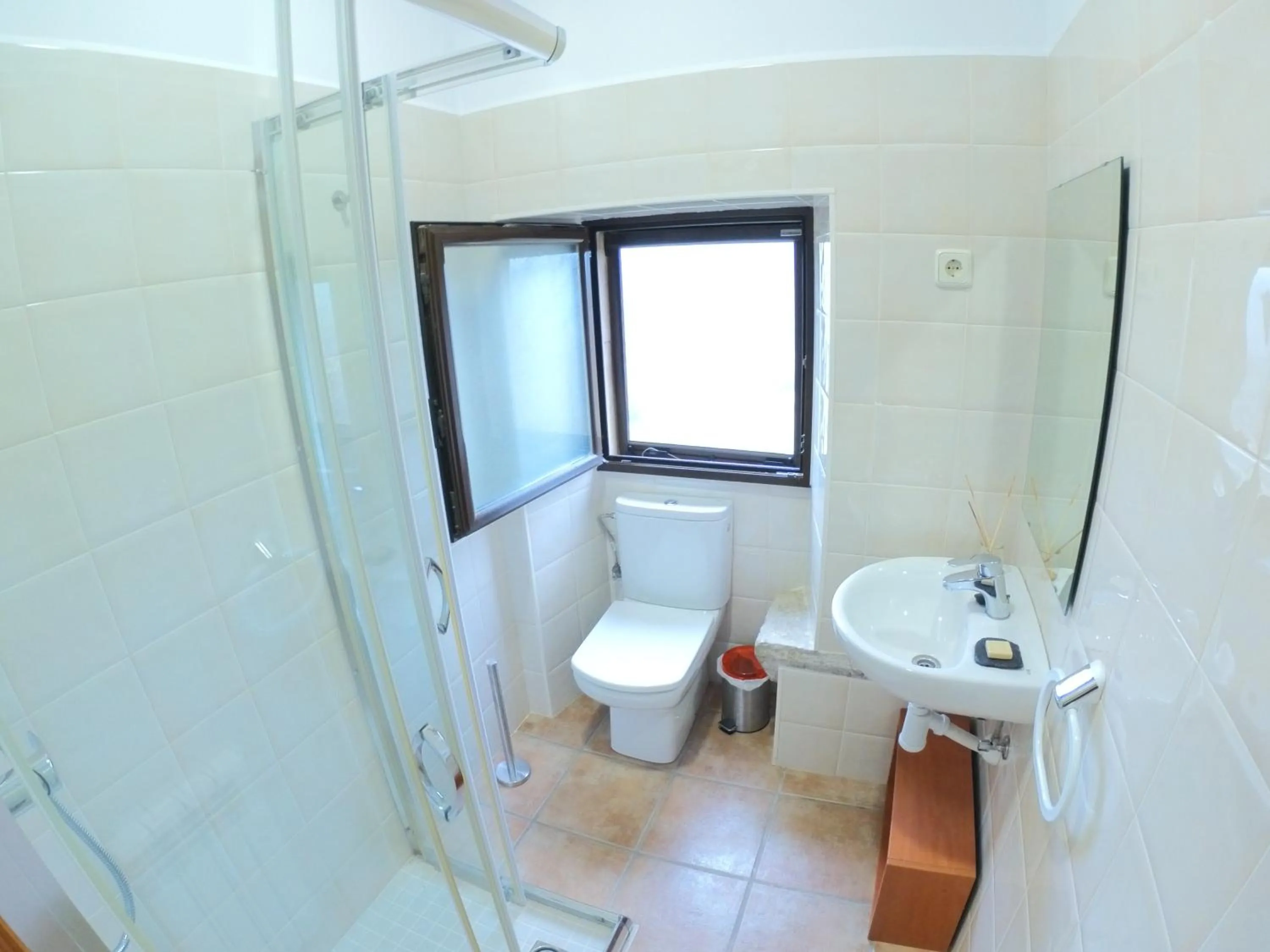 Bathroom in Castell de Ceuró. Hotel Rural