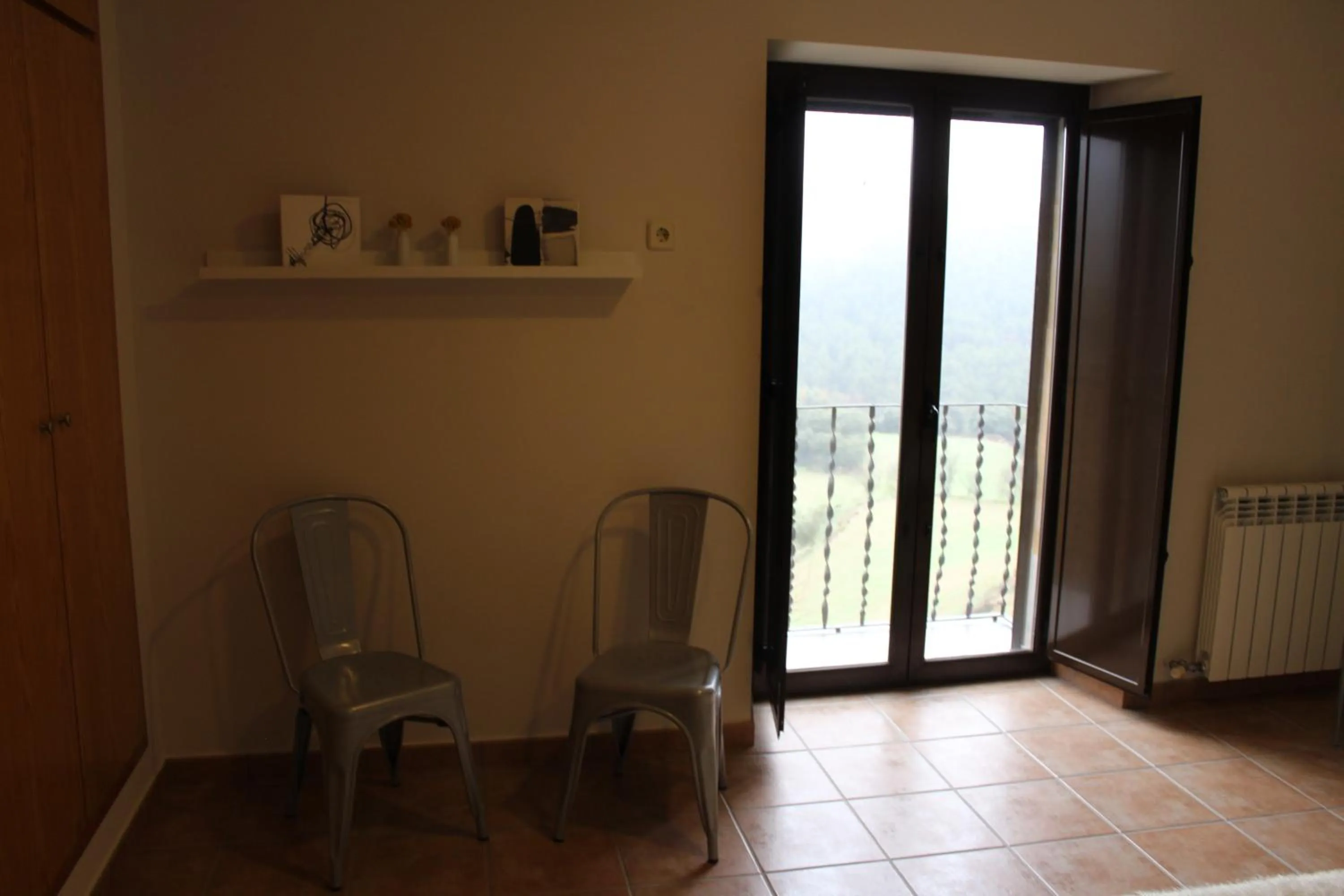 Photo of the whole room in Castell de Ceuró. Hotel Rural