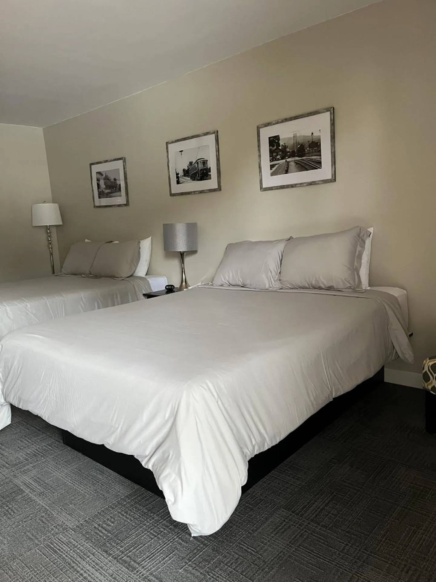 Bedroom, Bed in Mountain Creek Tavern