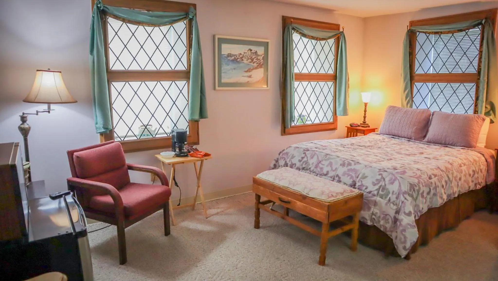 Photo of the whole room, Bed in Mountain Creek Tavern