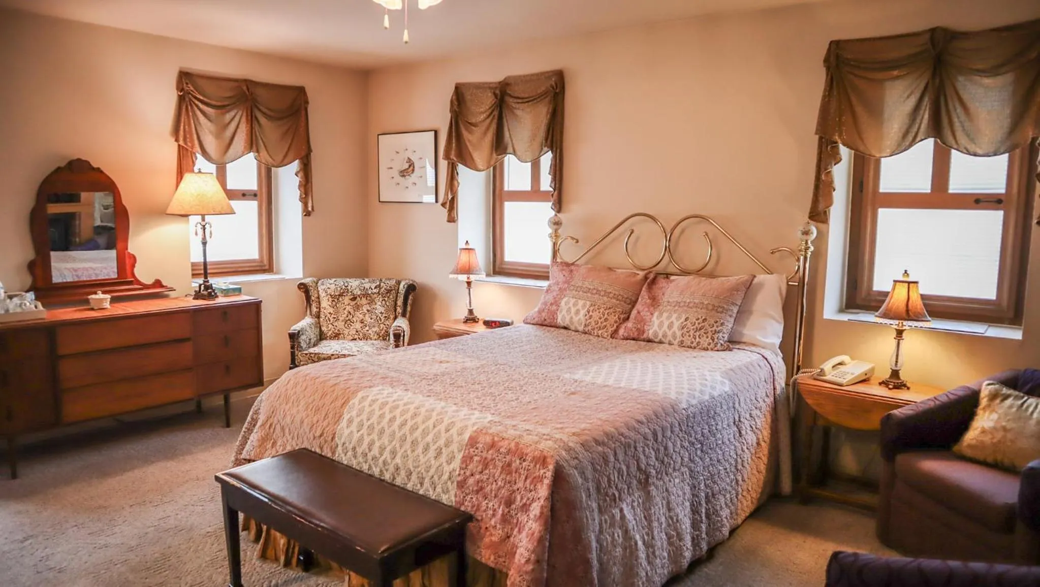 Photo of the whole room, Bed in Mountain Creek Tavern