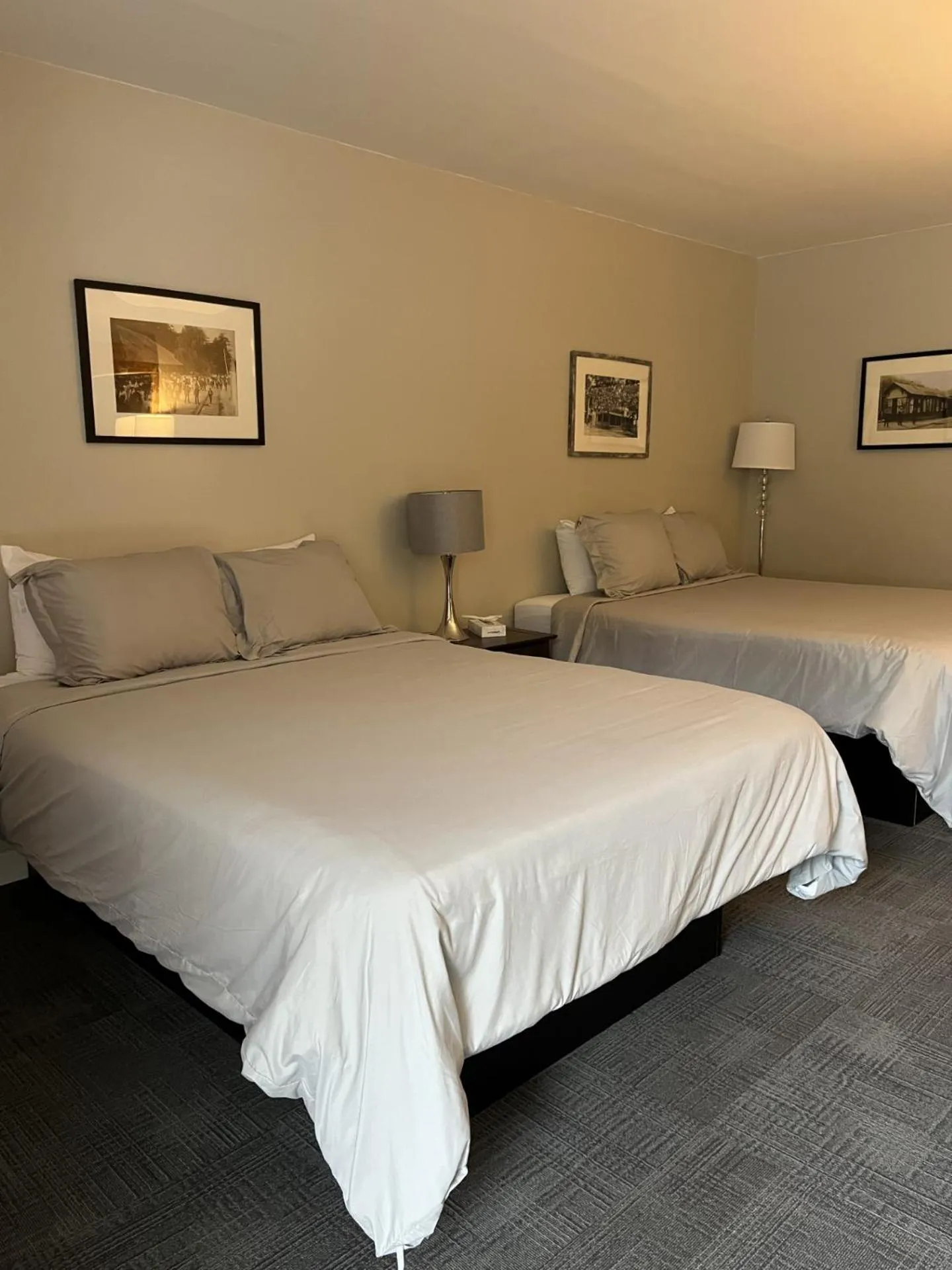 Bedroom, Bed in Mountain Creek Tavern