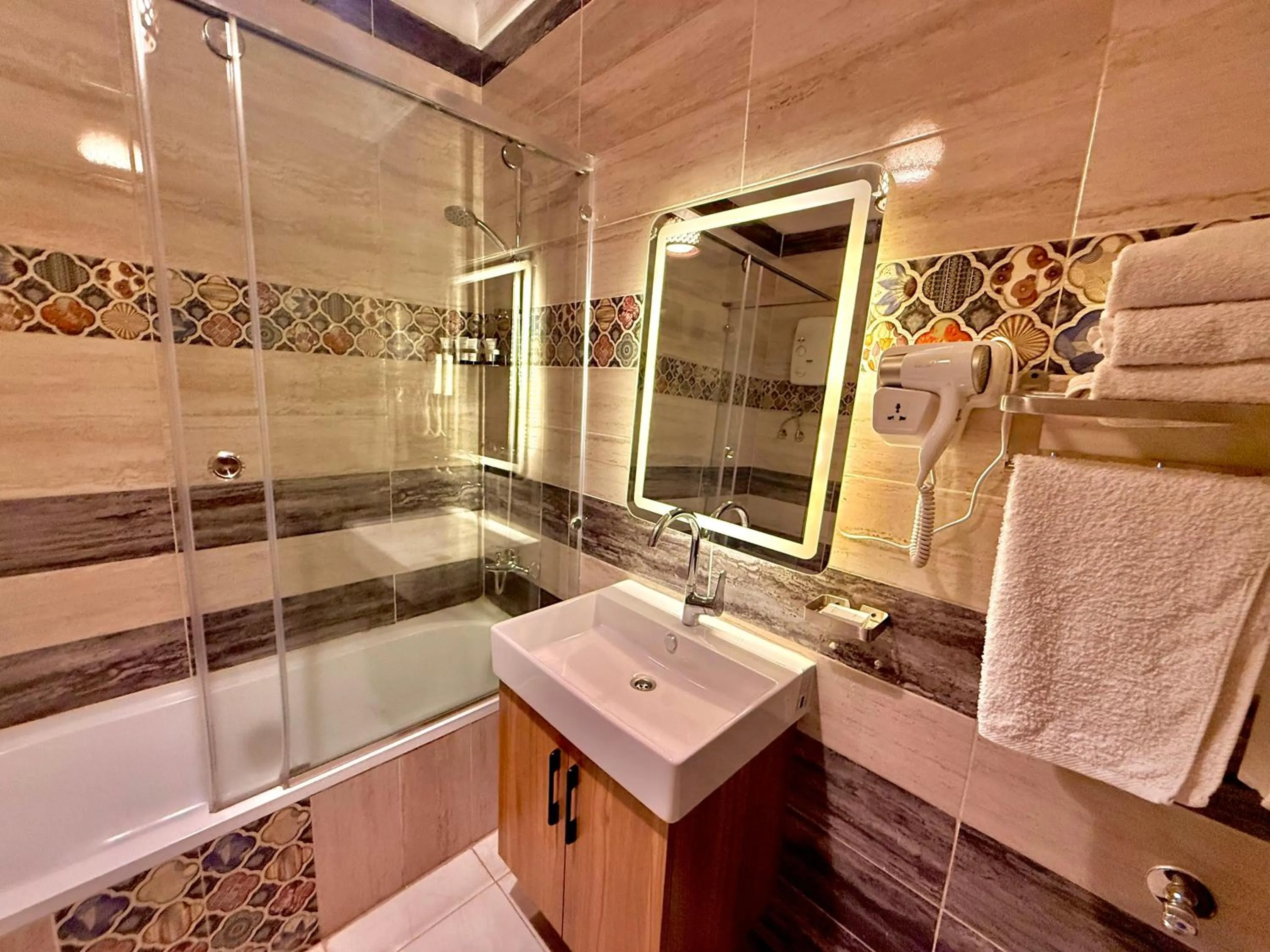 Bathroom in New Museum Guest House, Pyramids View