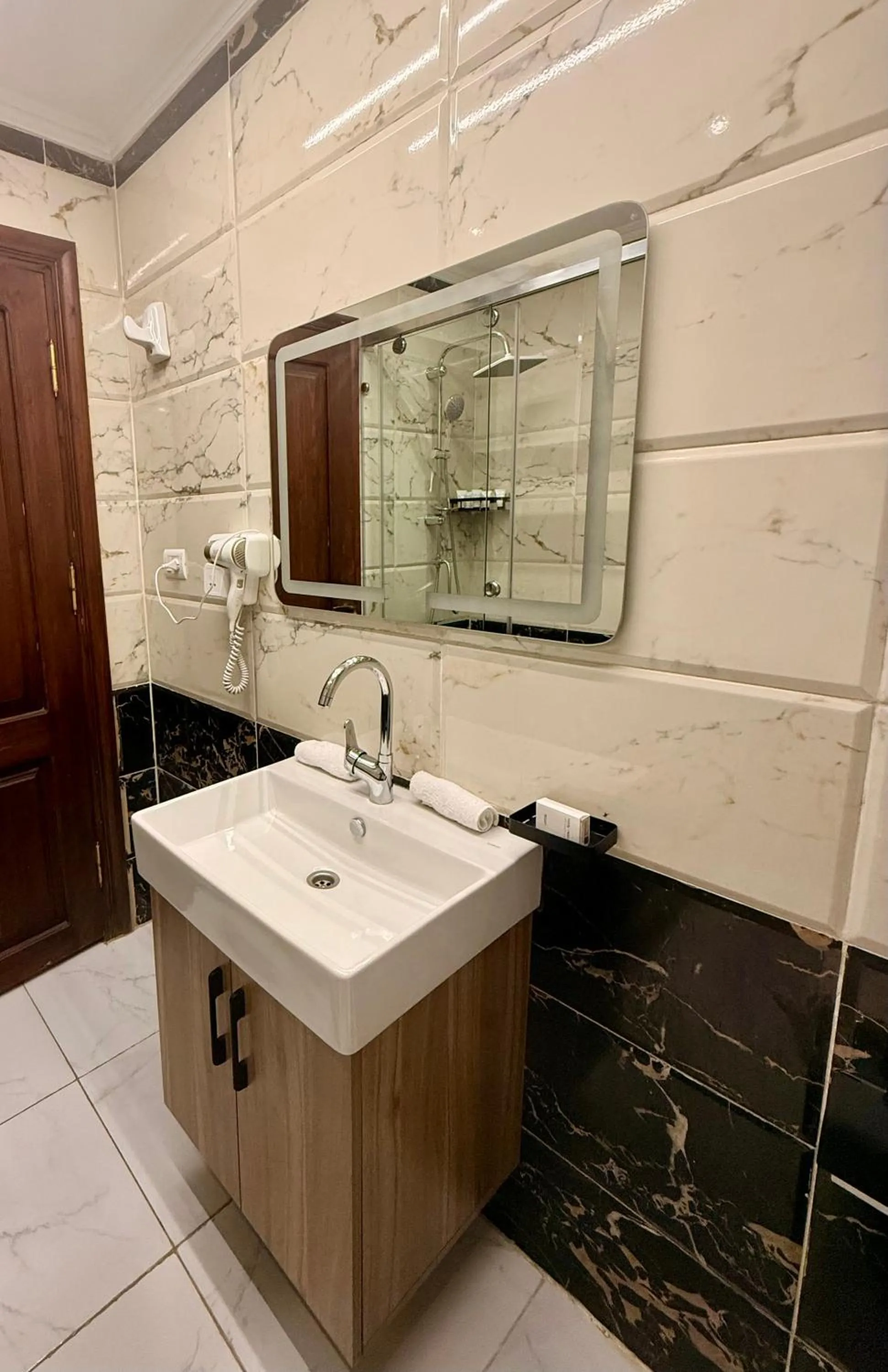 Bathroom in New Museum Guest House, Pyramids View