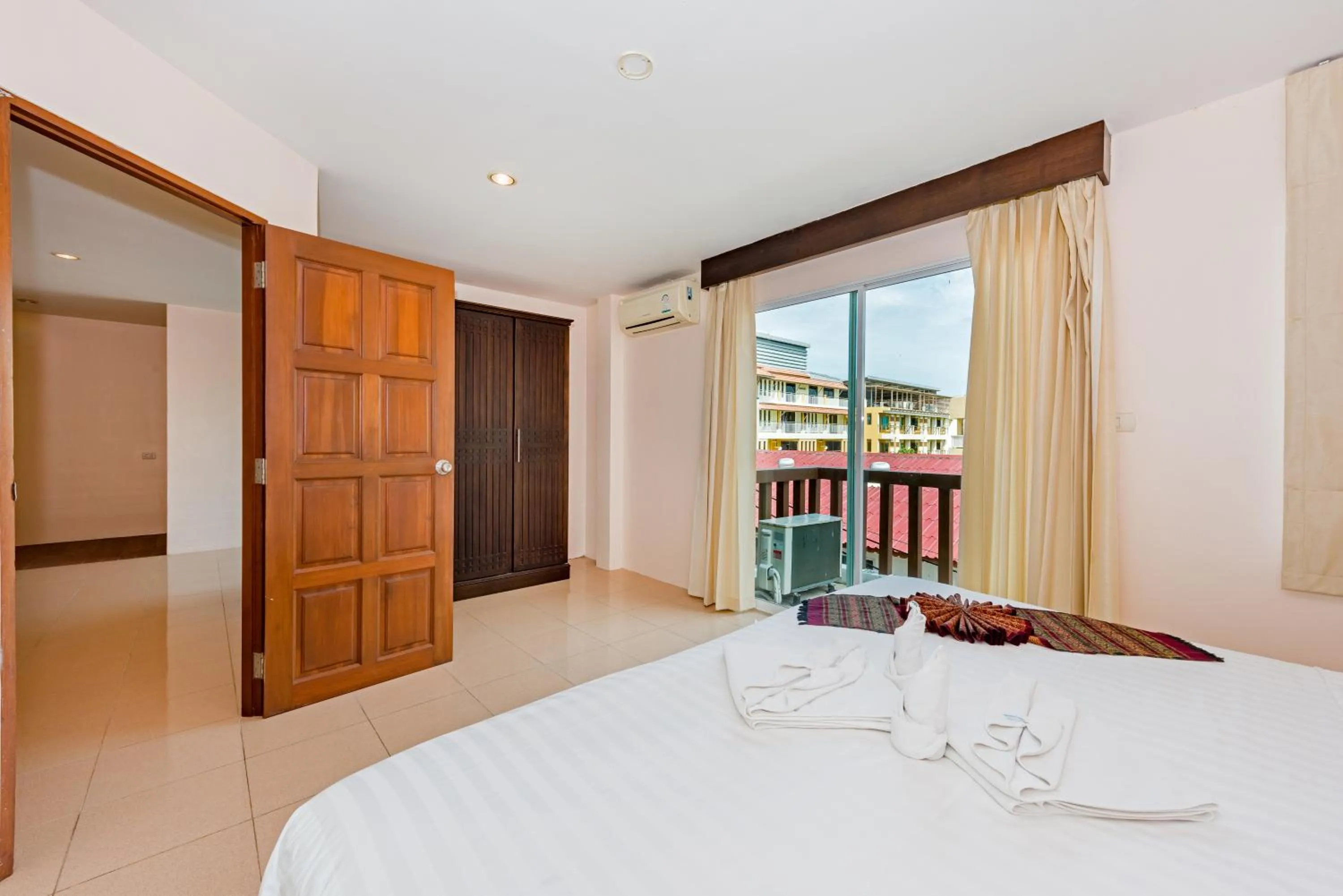 Photo of the whole room, Bed in My Hotel Phuket