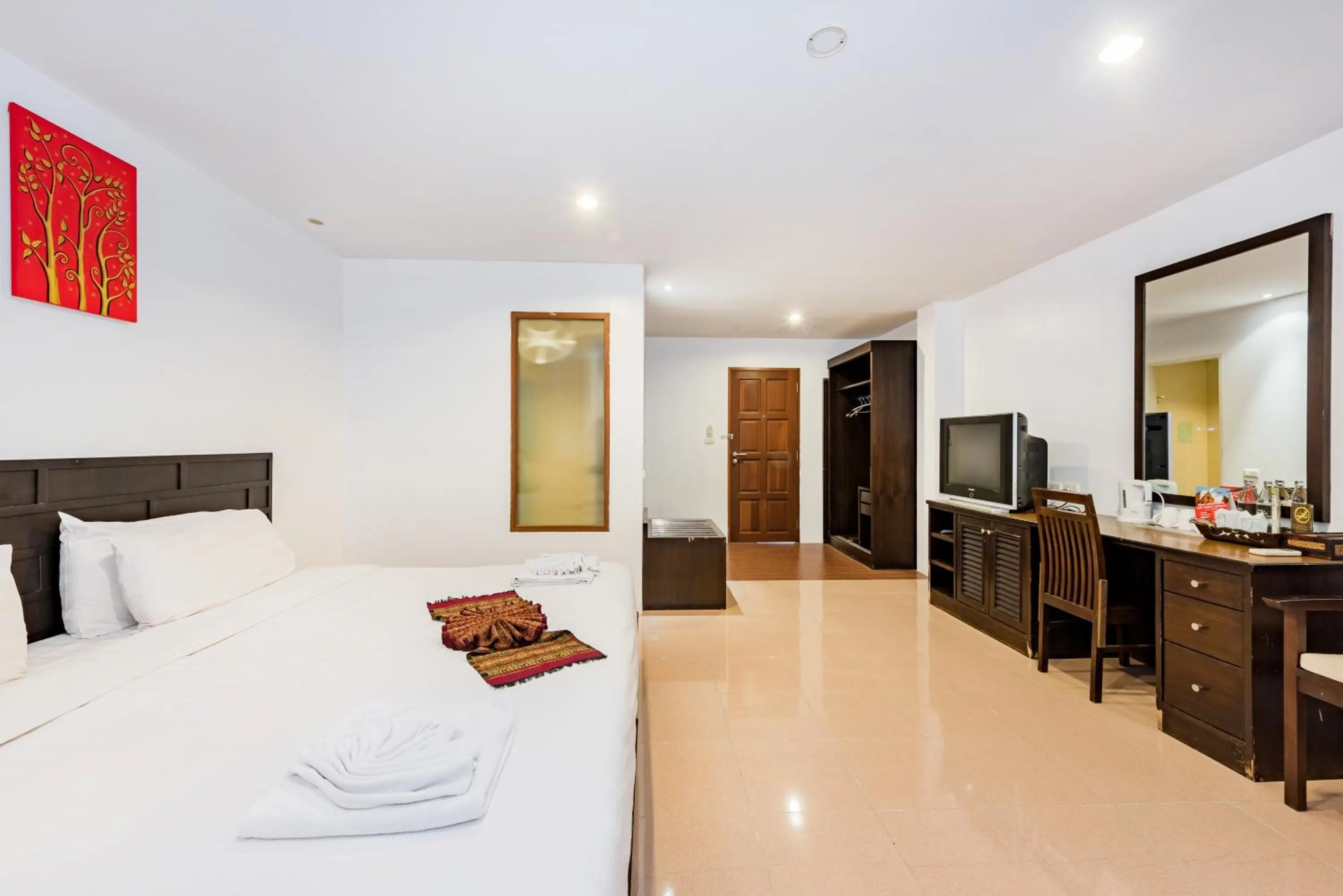 Photo of the whole room, Bed in My Hotel Phuket