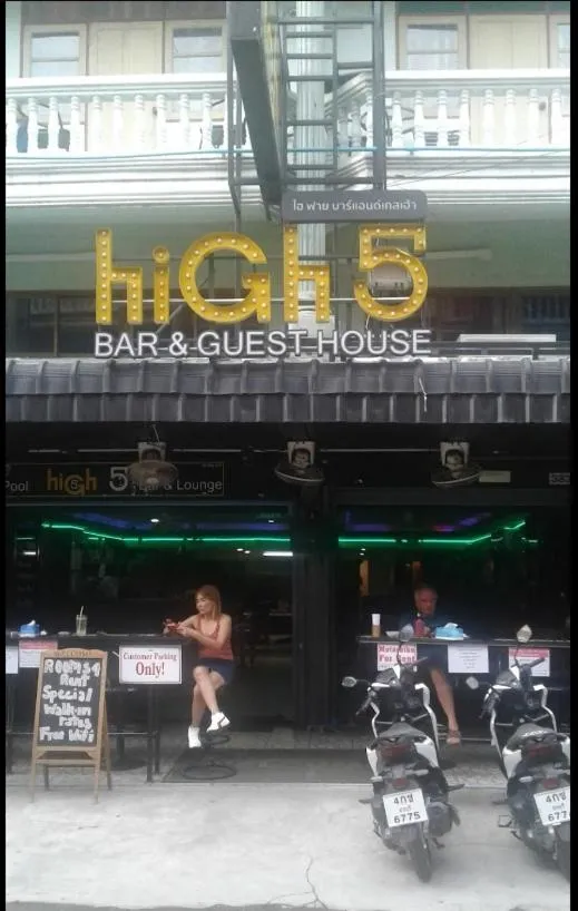 Lounge or bar in High5 Guesthouse