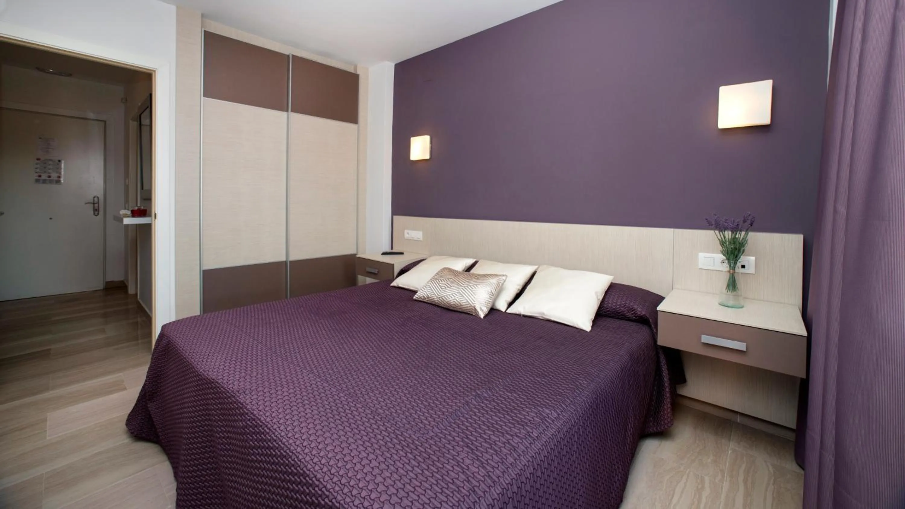 Bedroom, Bed in Leo Canela