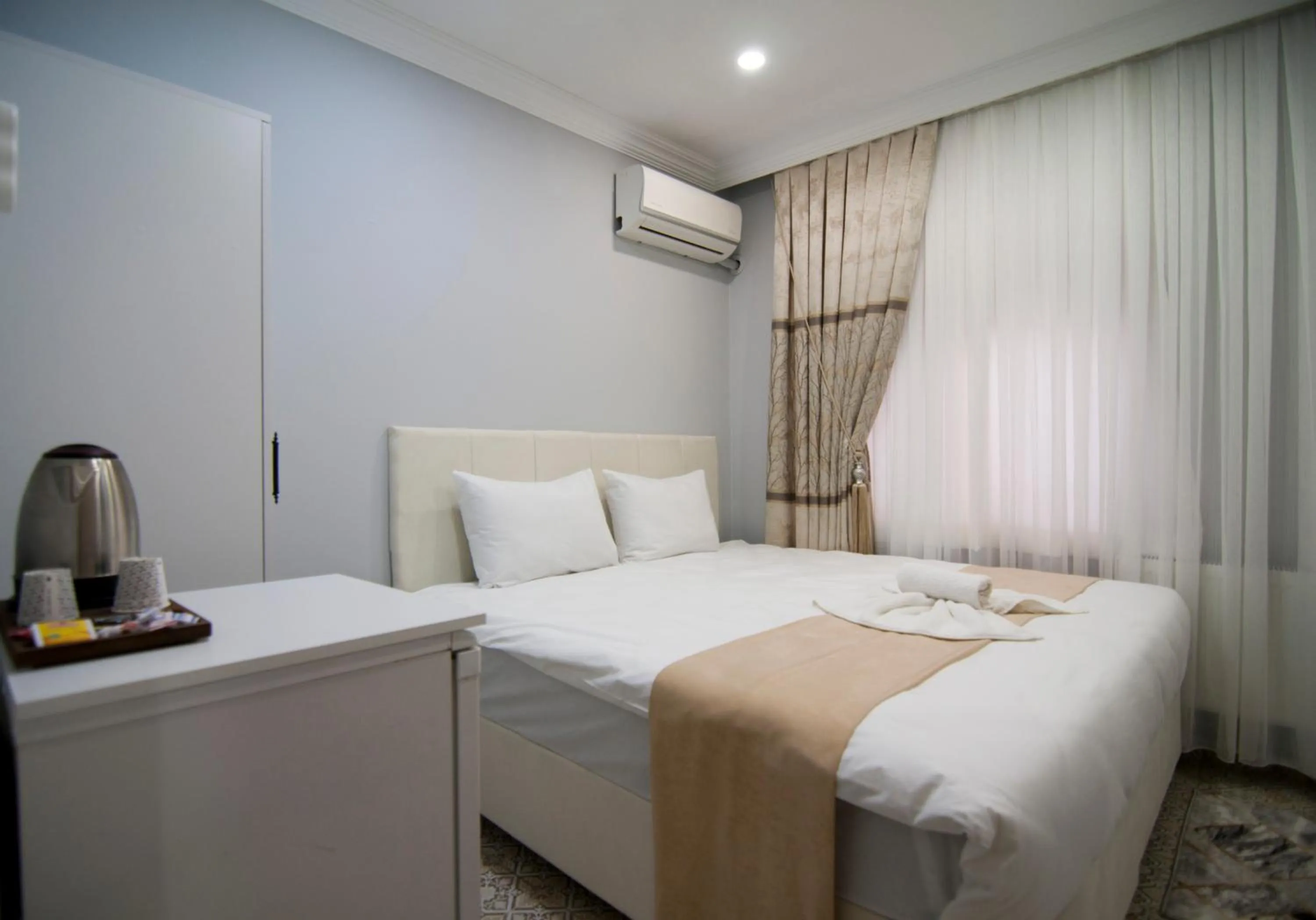 Bed in İstanbul Palace Hotel