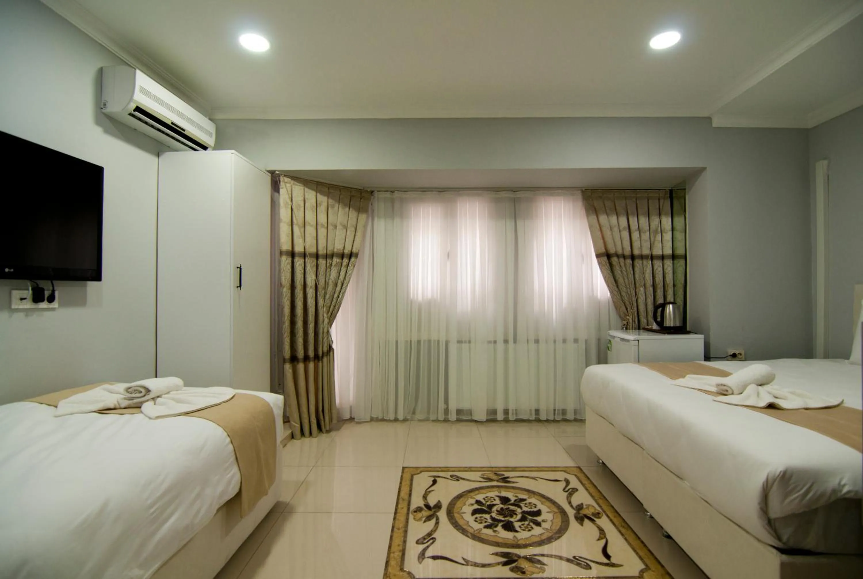 Bed in İstanbul Palace Hotel