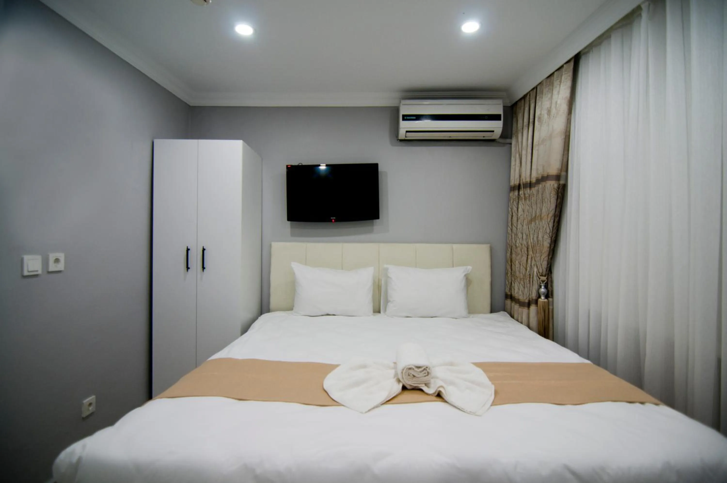 Bed in İstanbul Palace Hotel