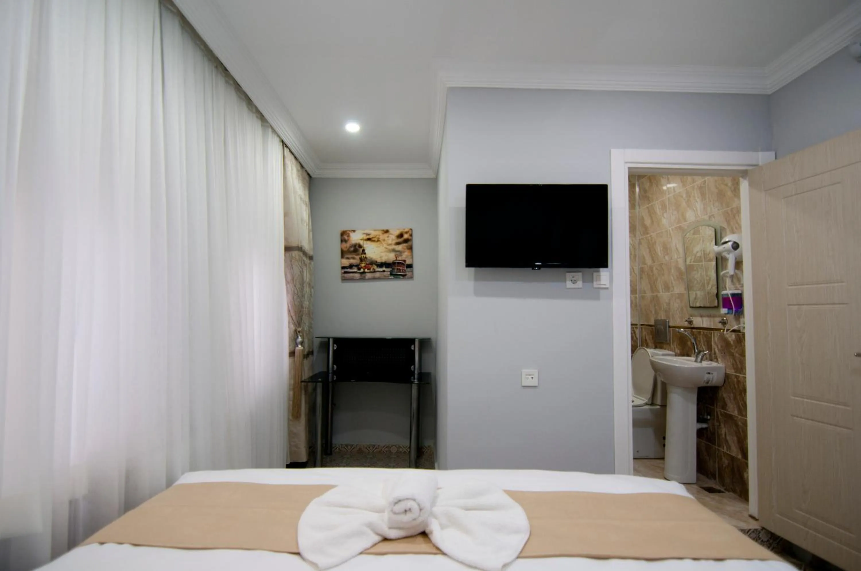 Toilet, Bed in İstanbul Palace Hotel