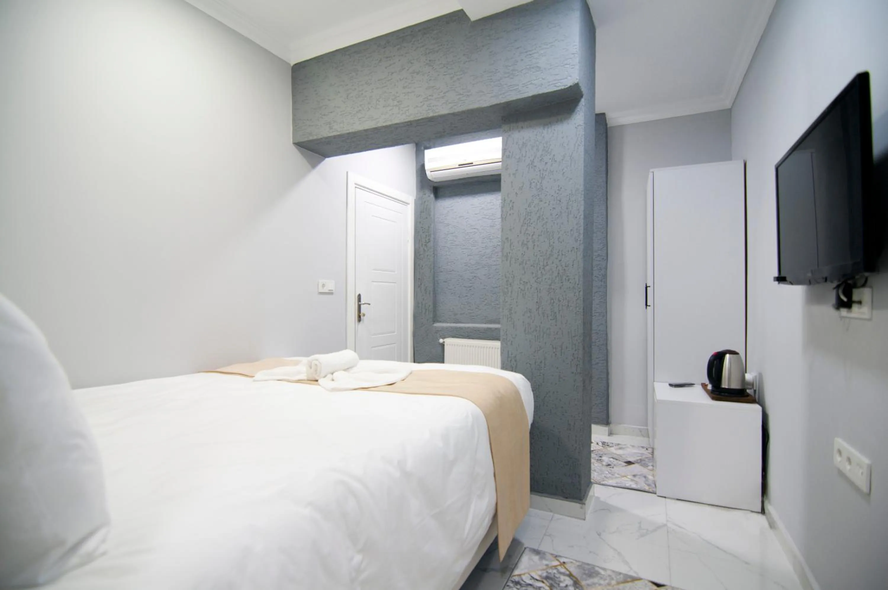 Bed in İstanbul Palace Hotel