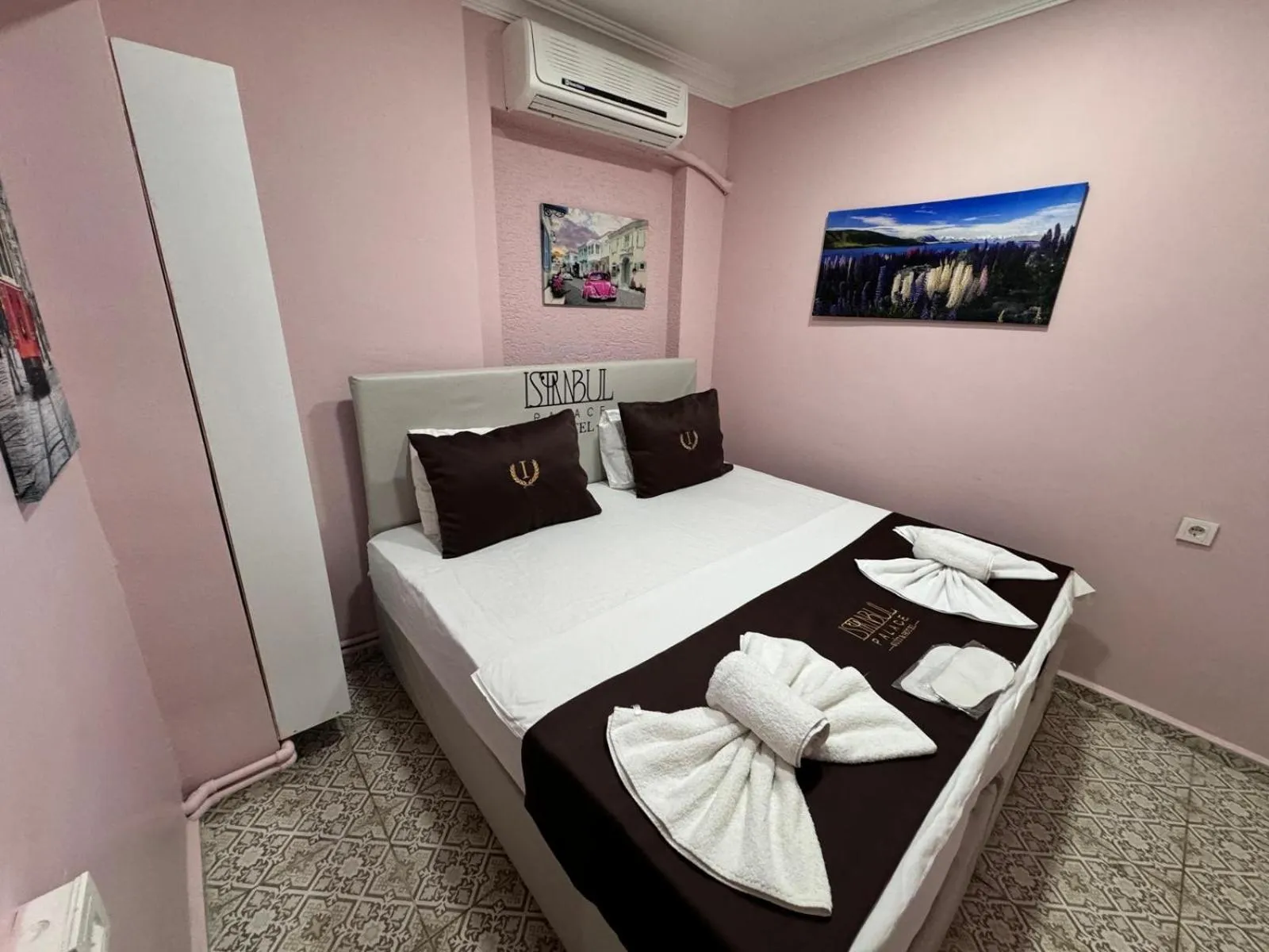 Photo of the whole room, Bed in İstanbul Palace Hotel