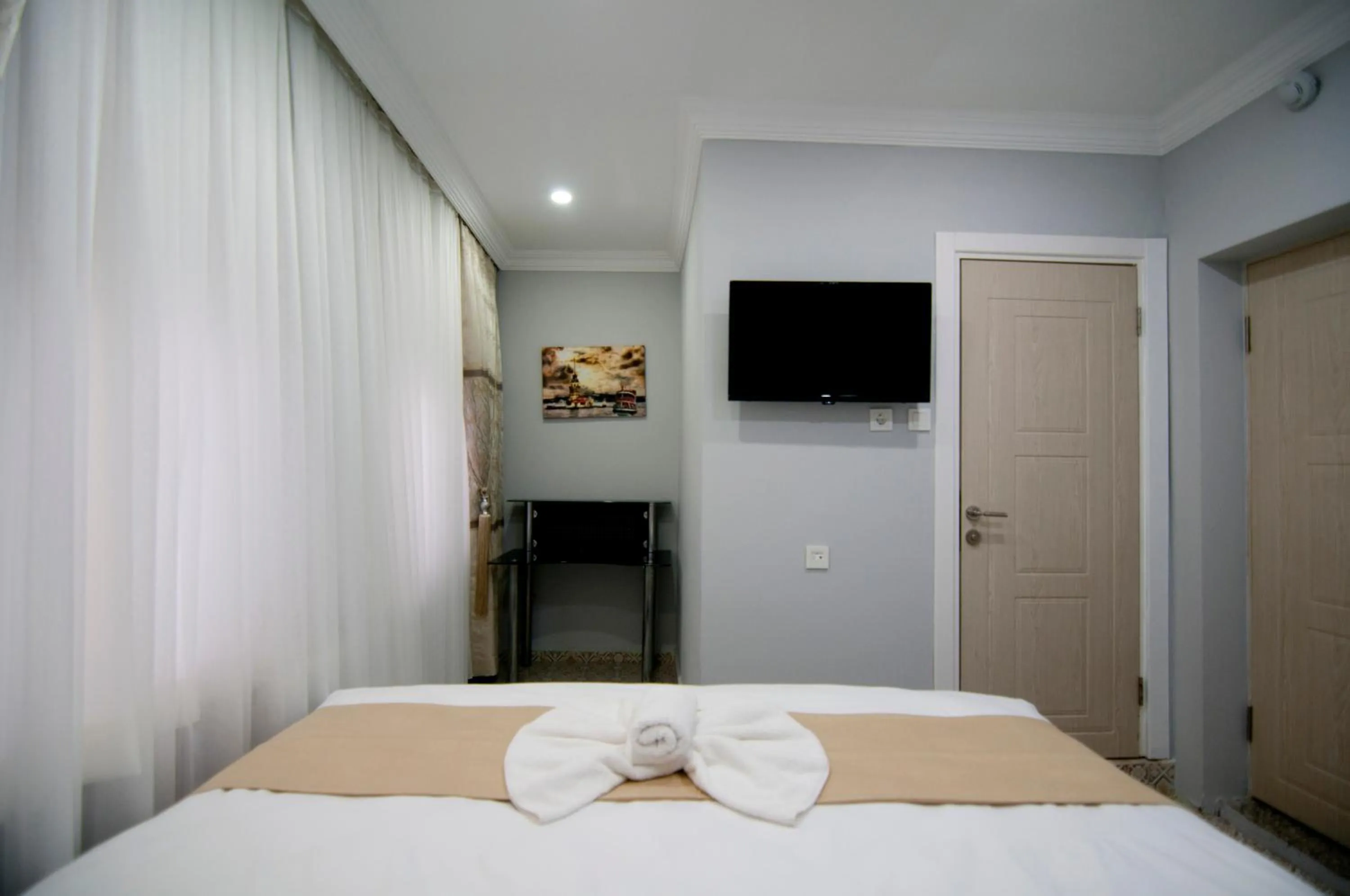 Bed in İstanbul Palace Hotel