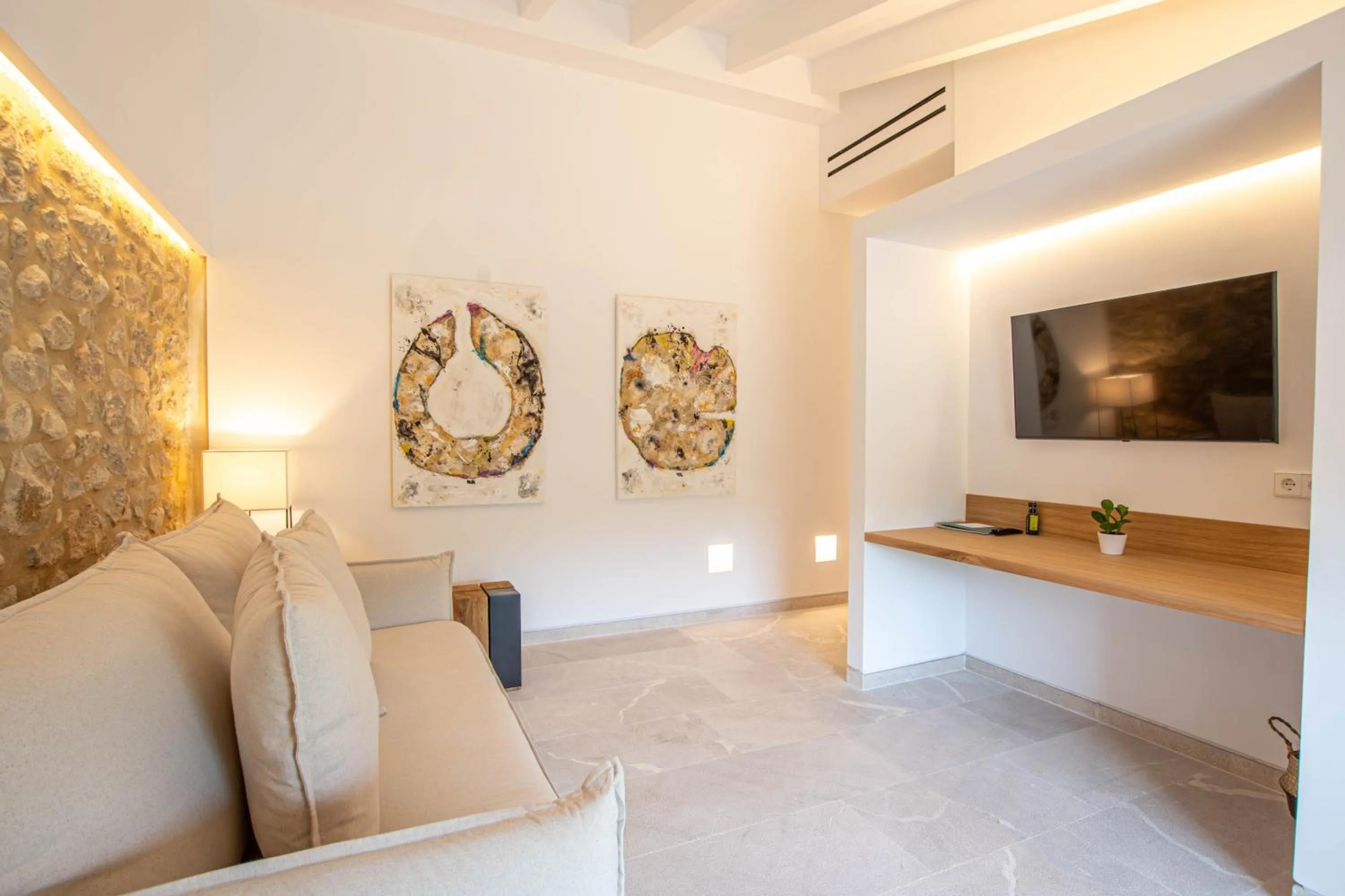 TV and multimedia in Fincahotel Treurer - Olive Grove & Grand House - Adults Only