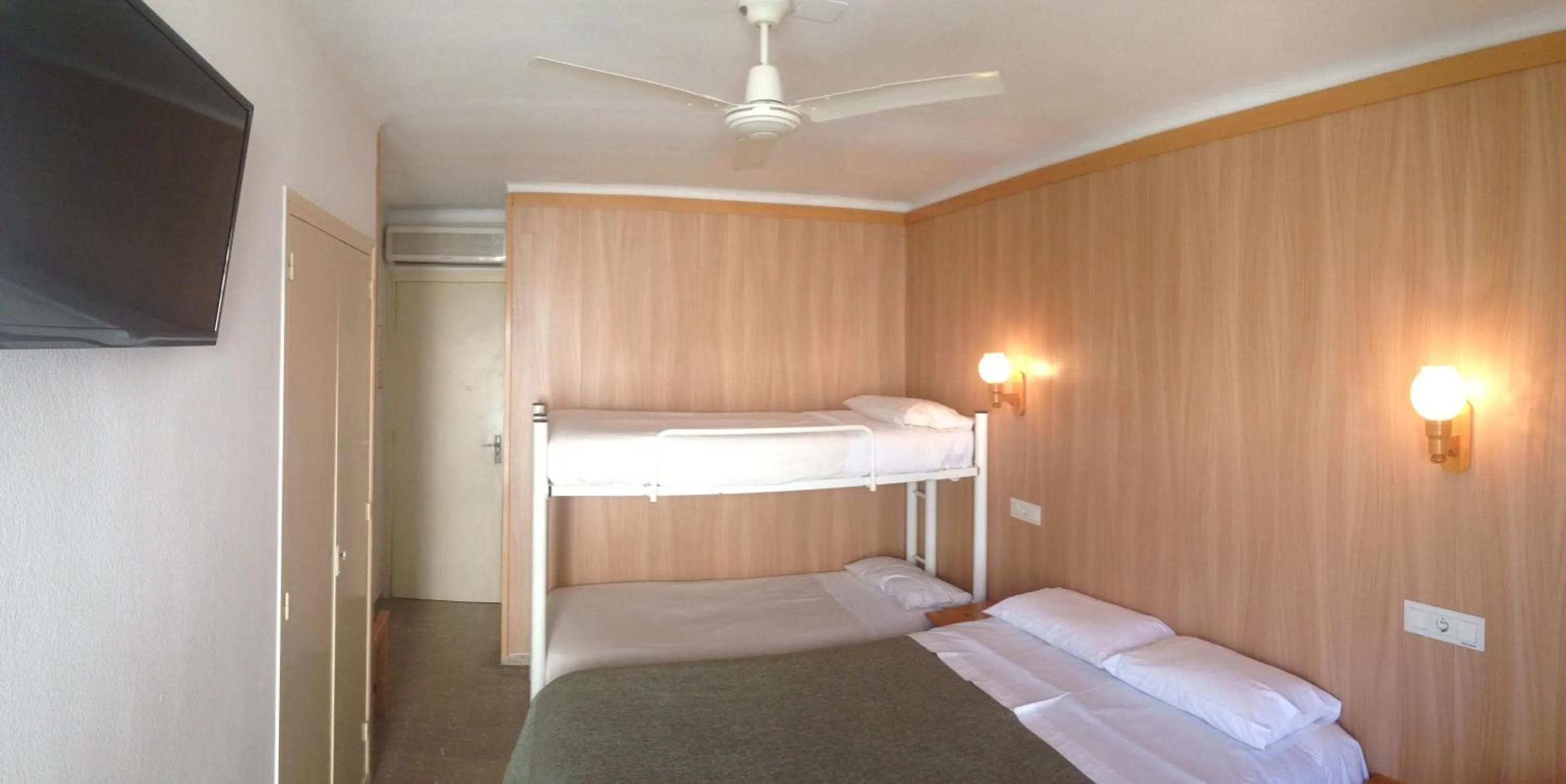 Bedroom, Bed in Hostal ROM Familiar