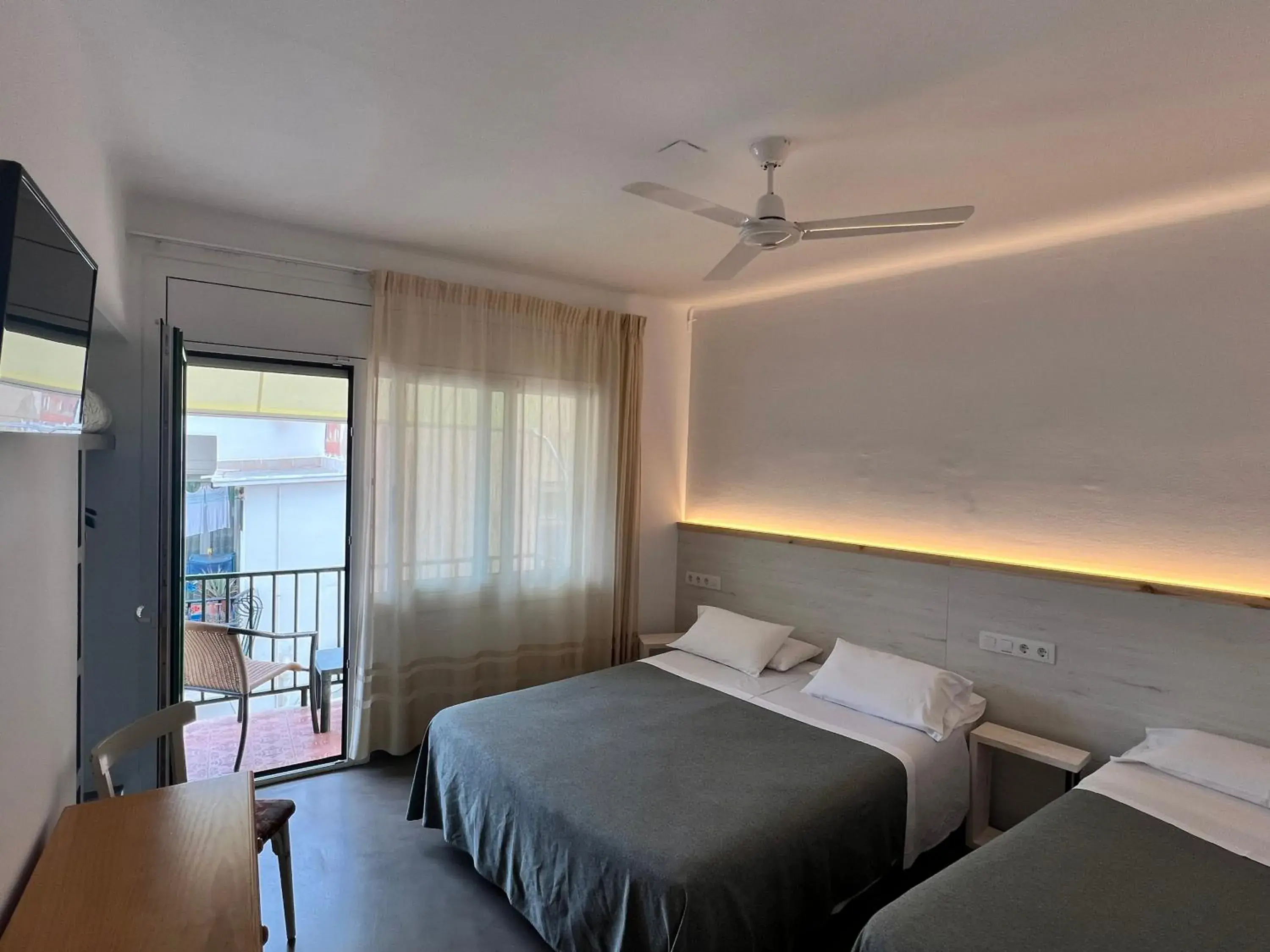 Triple Room with Balcony in Hostal ROM Familiar Triple Room with Balcony in Hostal ROM Familiar