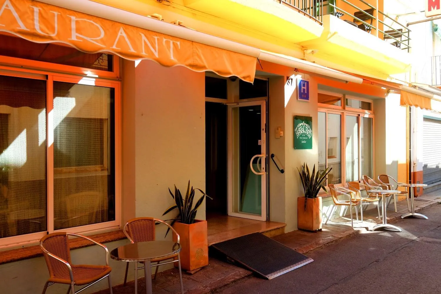 Facade/entrance in Hostal ROM Familiar