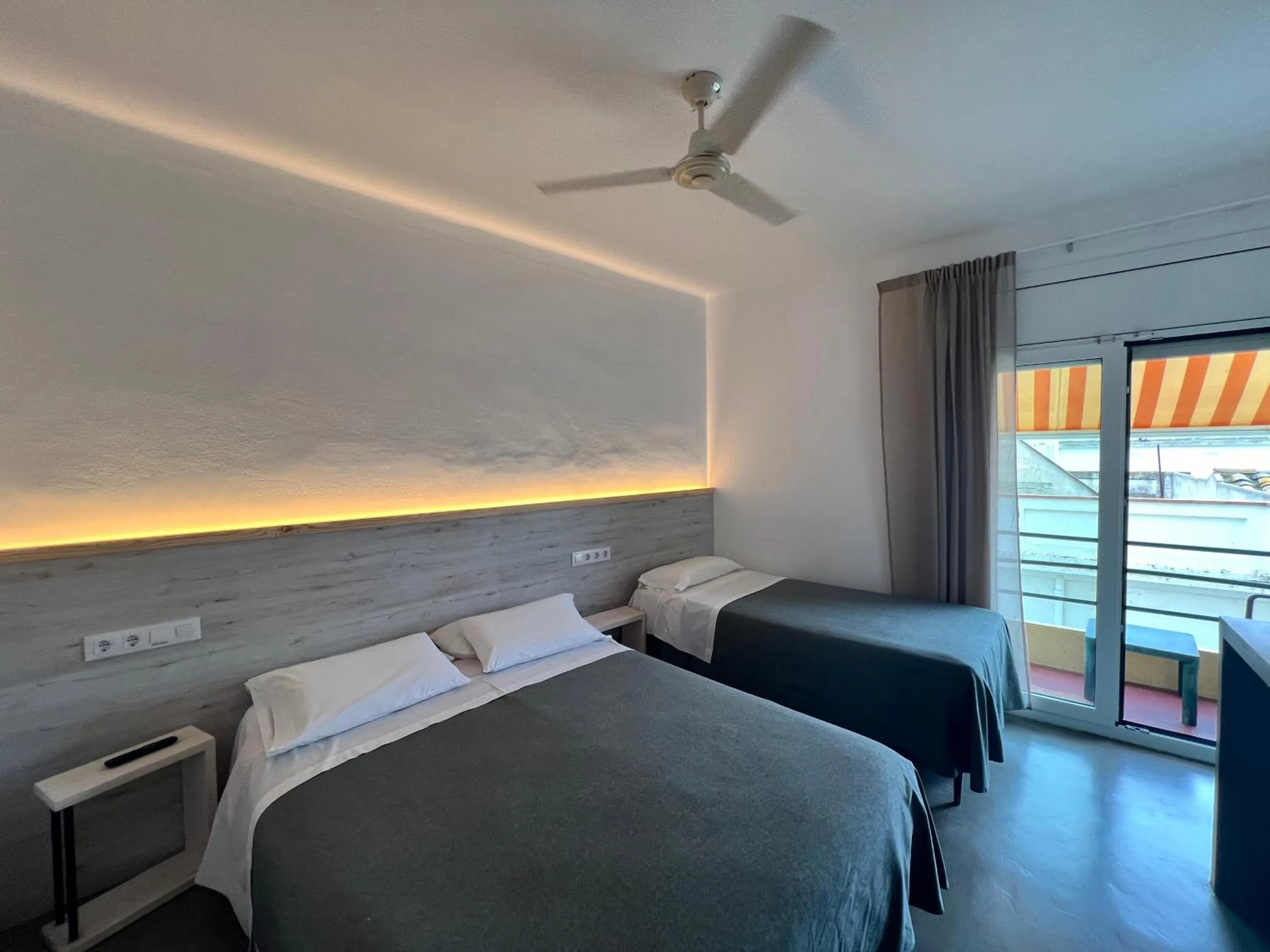 Photo of the whole room, Bed in Hostal ROM Familiar