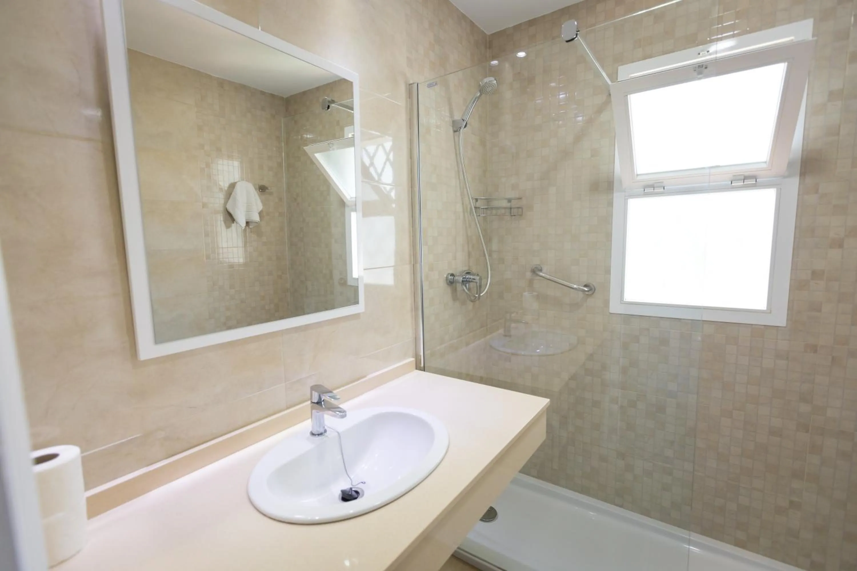 Shower in Apartamentos Las Rosas de Capistrano