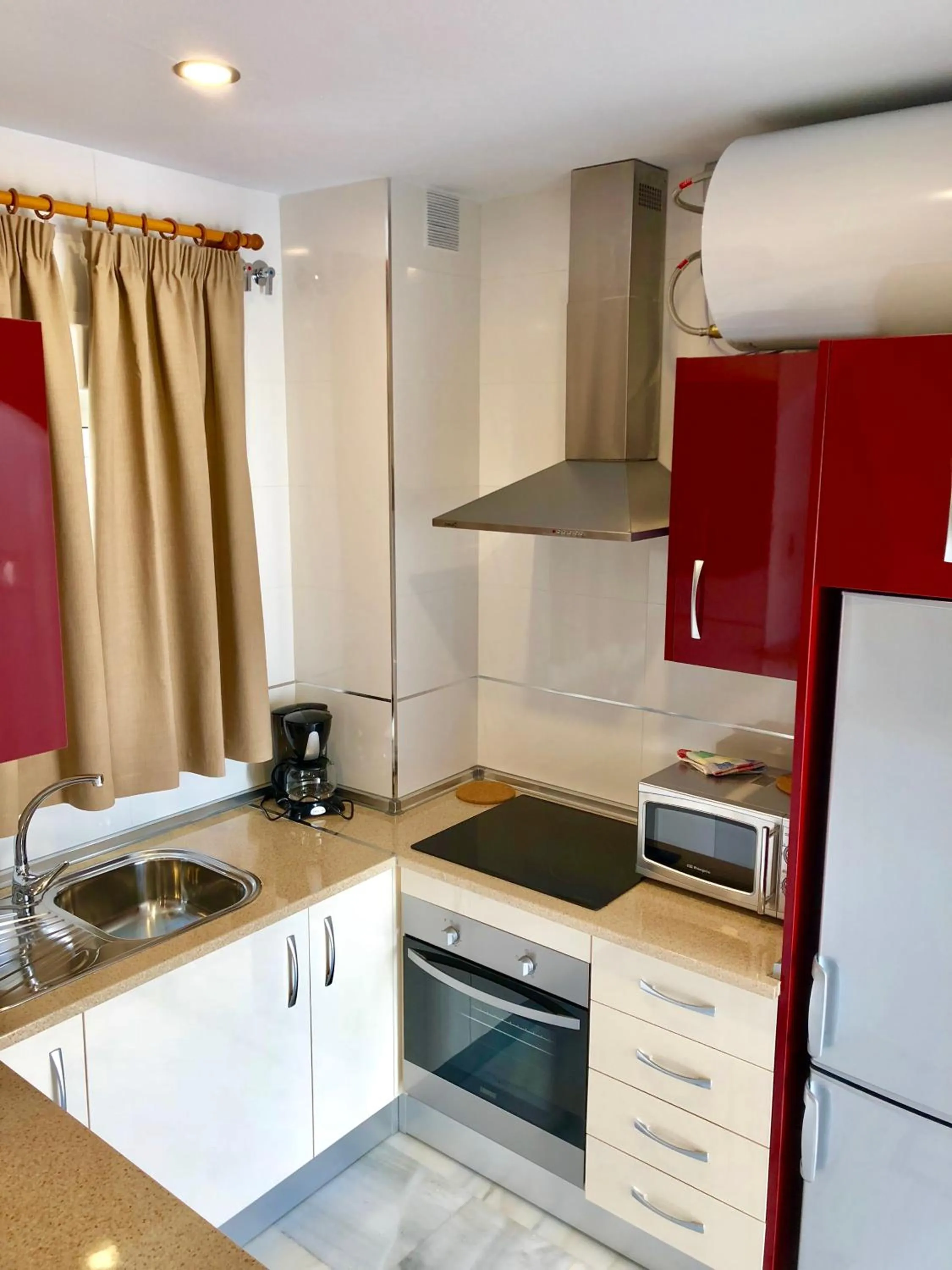 Kitchen or kitchenette in Apartamentos Las Rosas de Capistrano