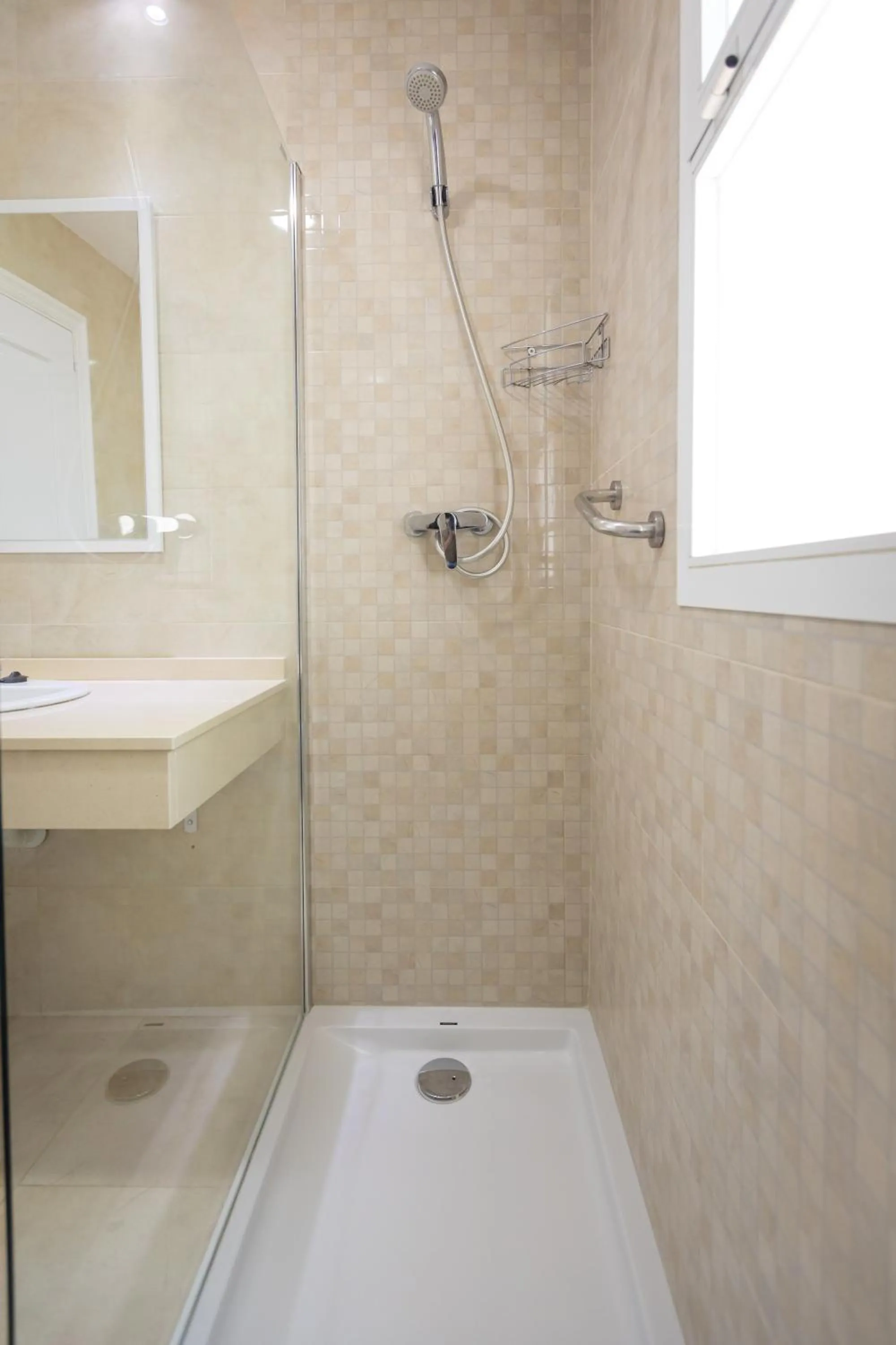Shower in Apartamentos Las Rosas de Capistrano