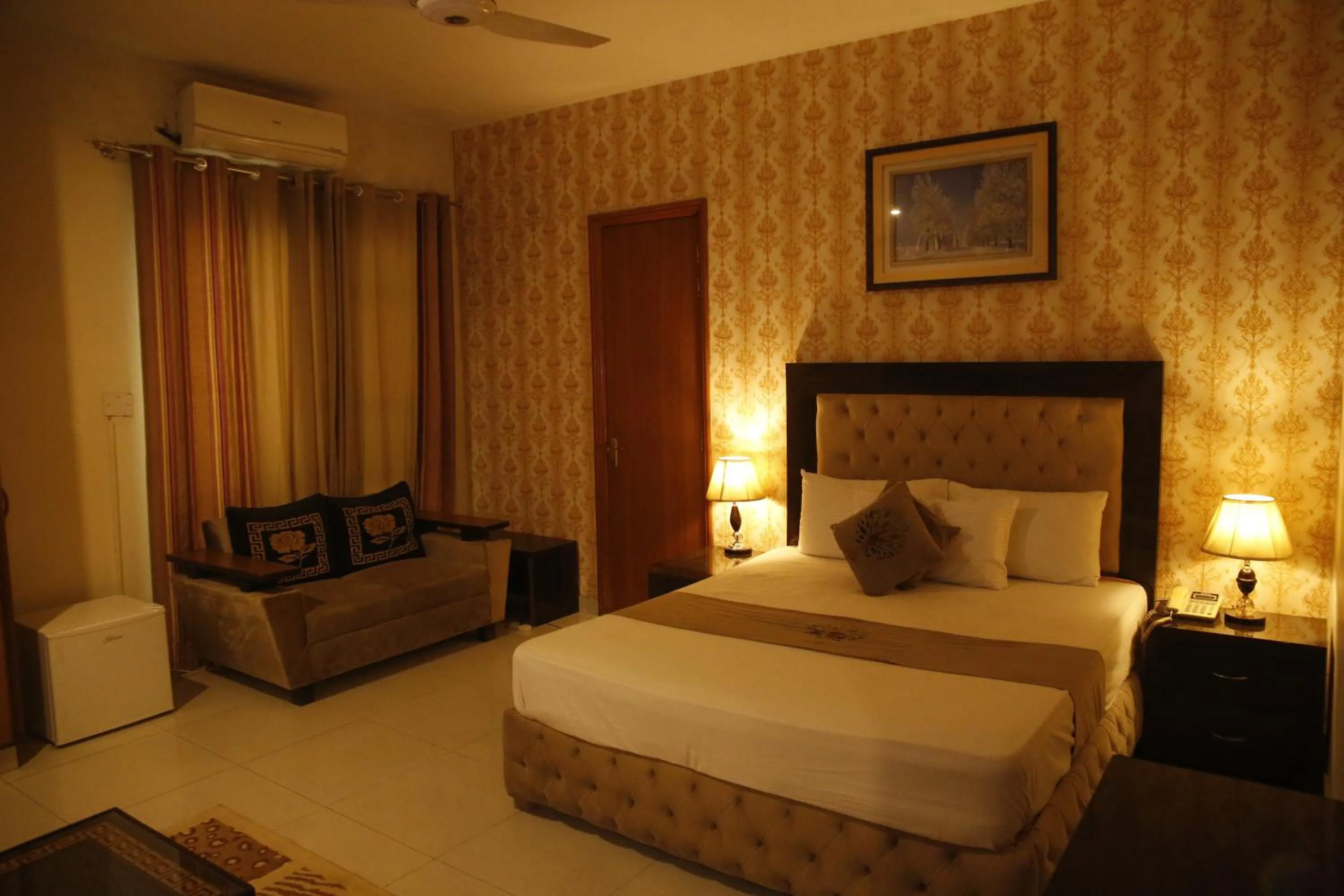 Bedroom, Bed in Park View Hotel Gulberg