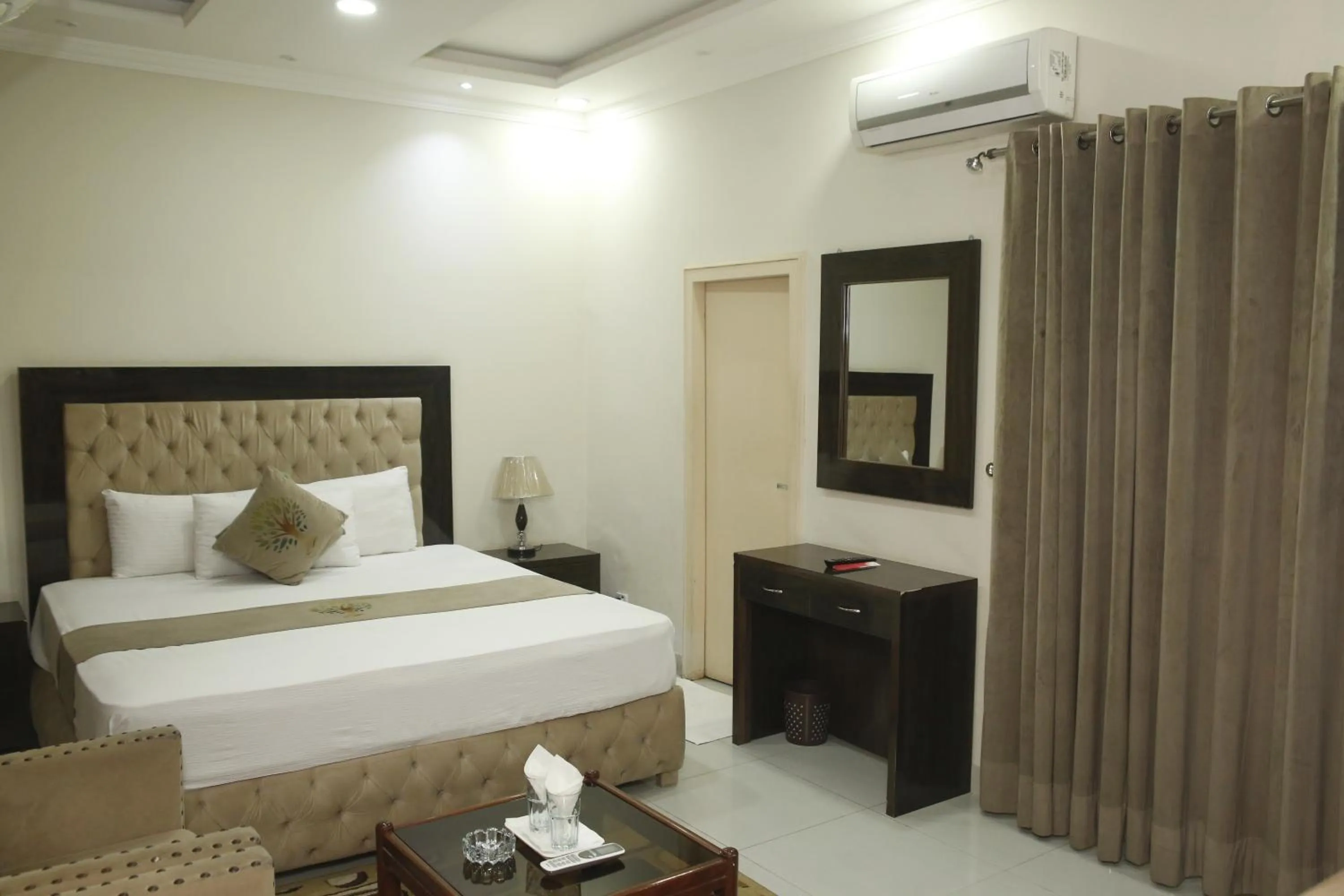 Photo of the whole room, Bed in Park View Hotel Gulberg