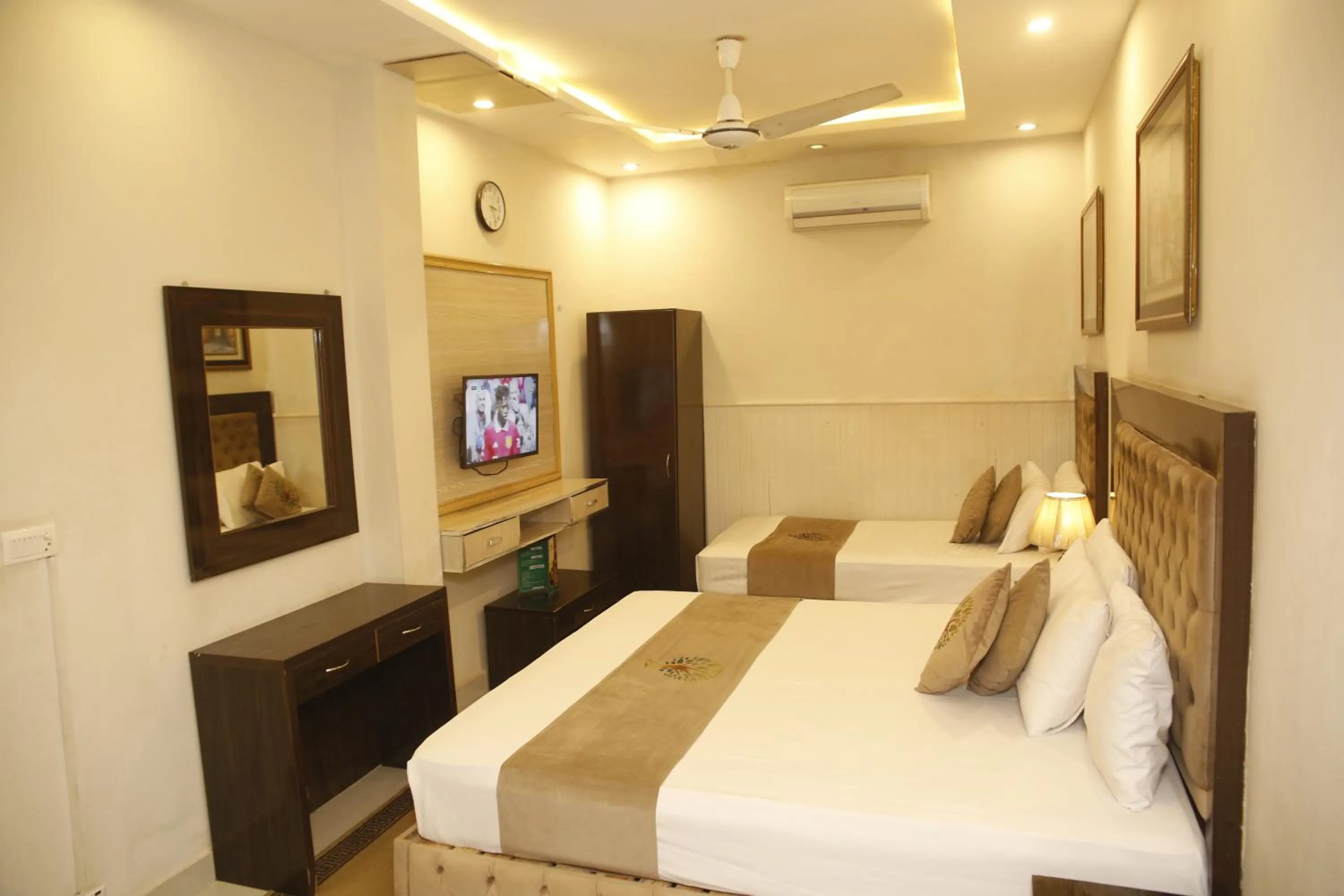 TV and multimedia, Bed in Park View Hotel Gulberg