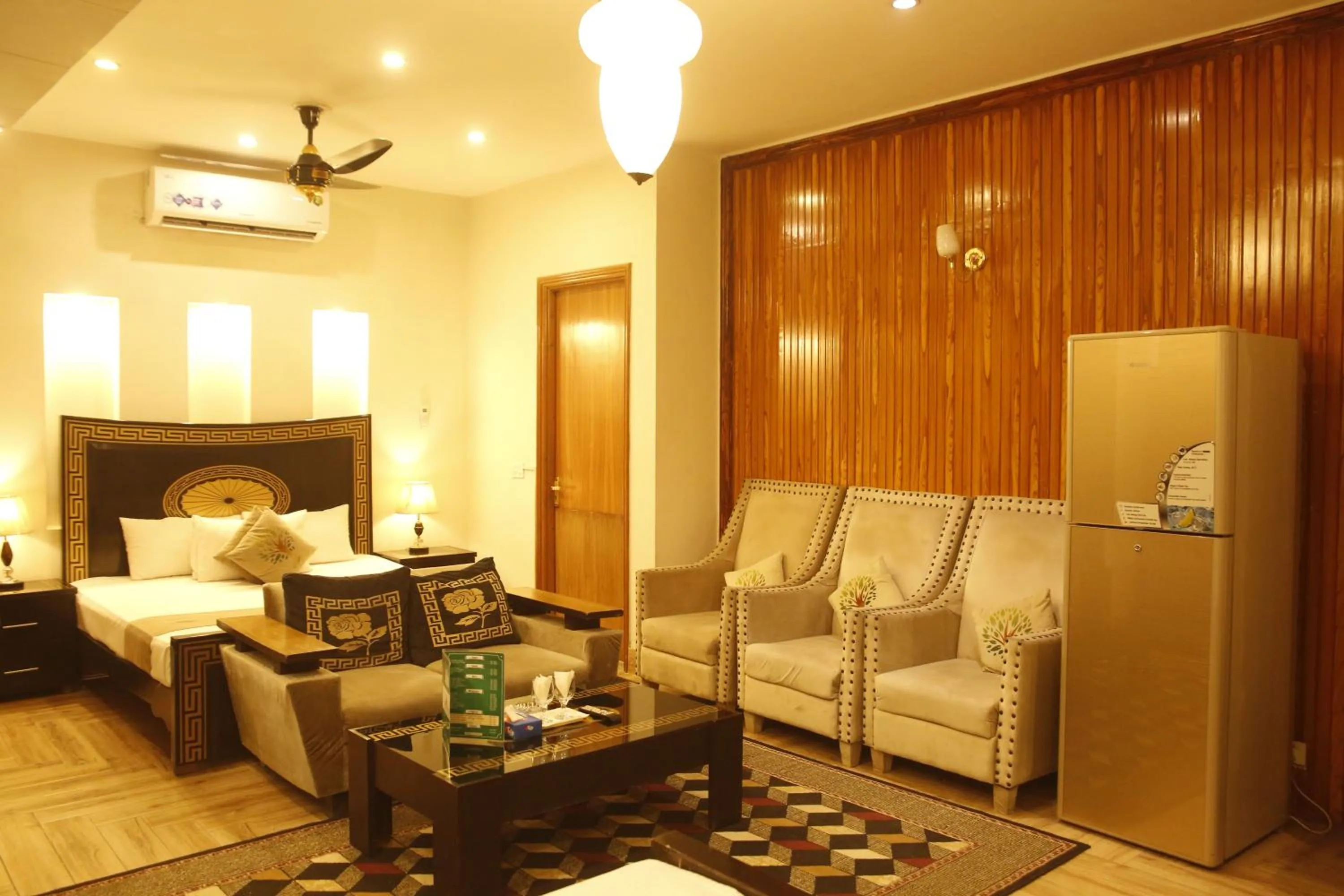 Living room, Bed in Park View Hotel Gulberg