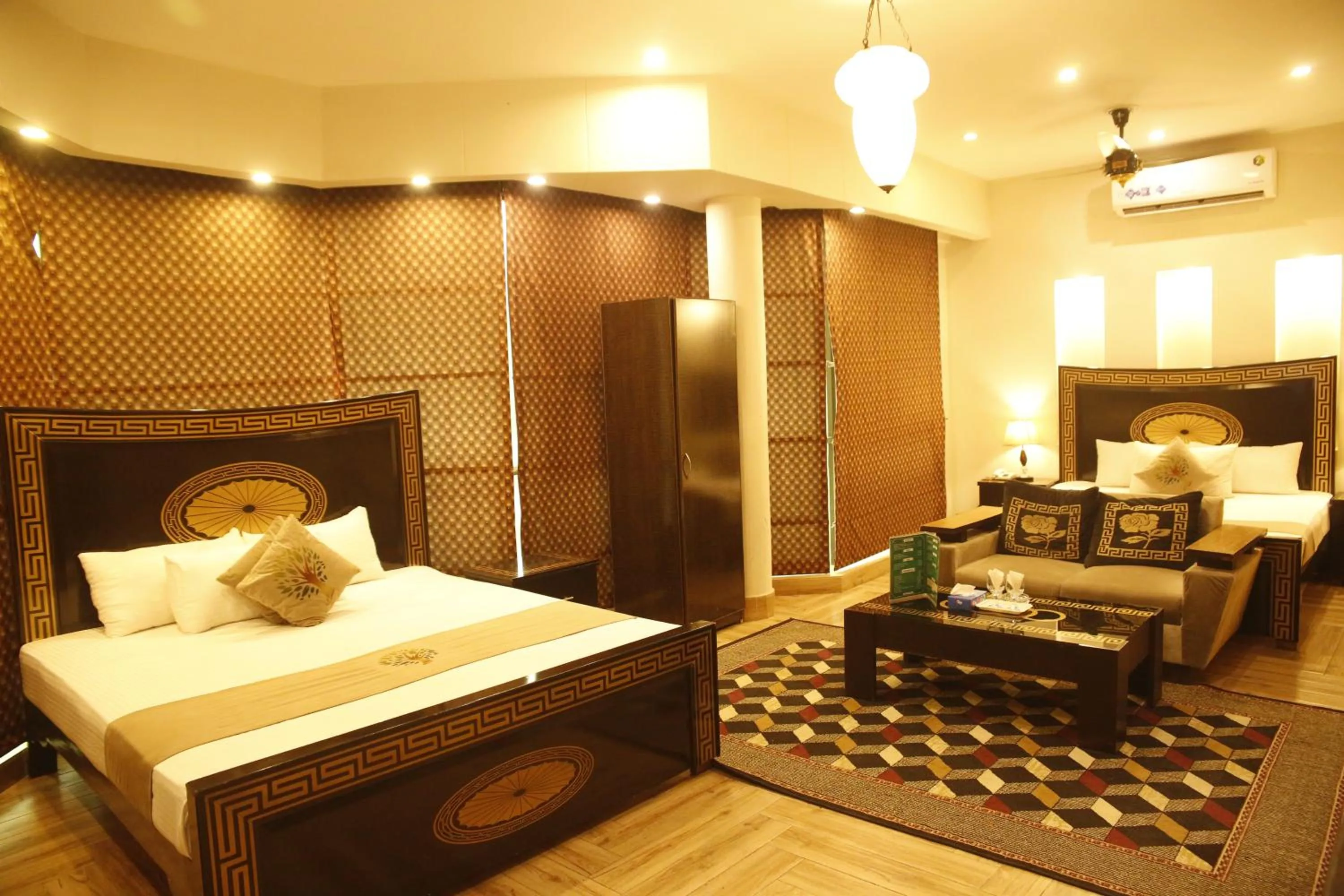 Bedroom, Bed in Park View Hotel Gulberg