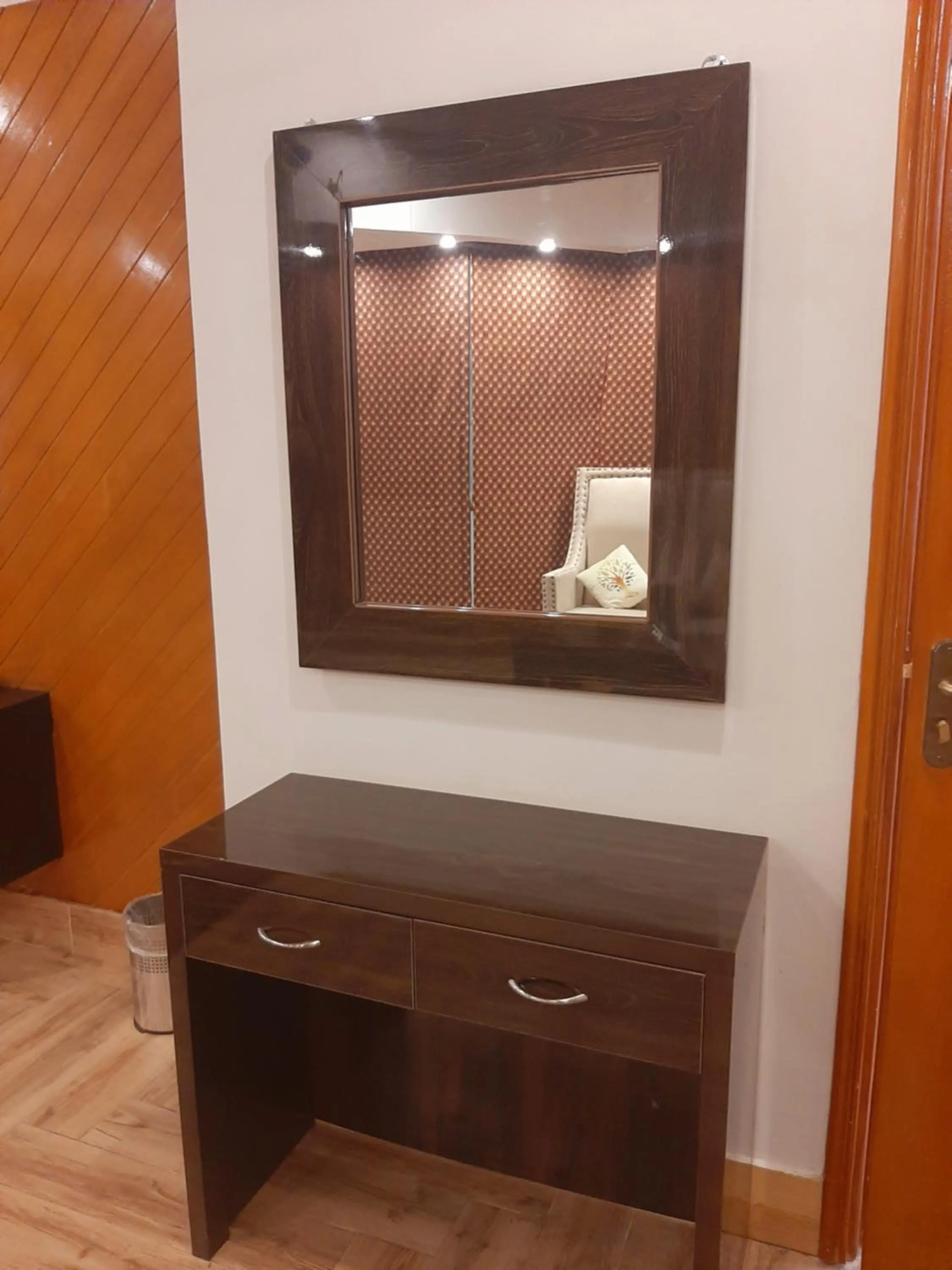 hair dresser in Park View Hotel Gulberg