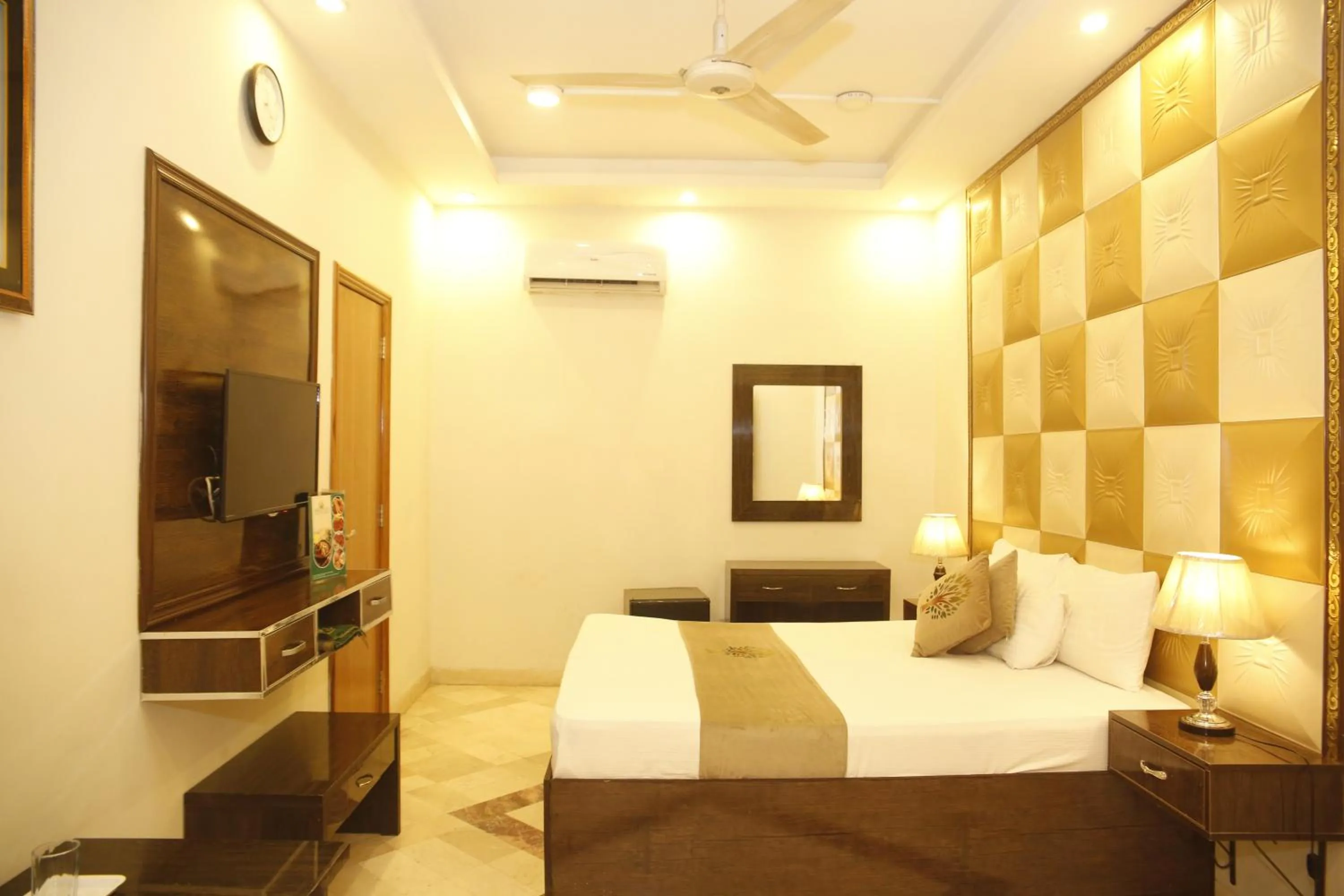 Photo of the whole room, Bed in Park View Hotel Gulberg