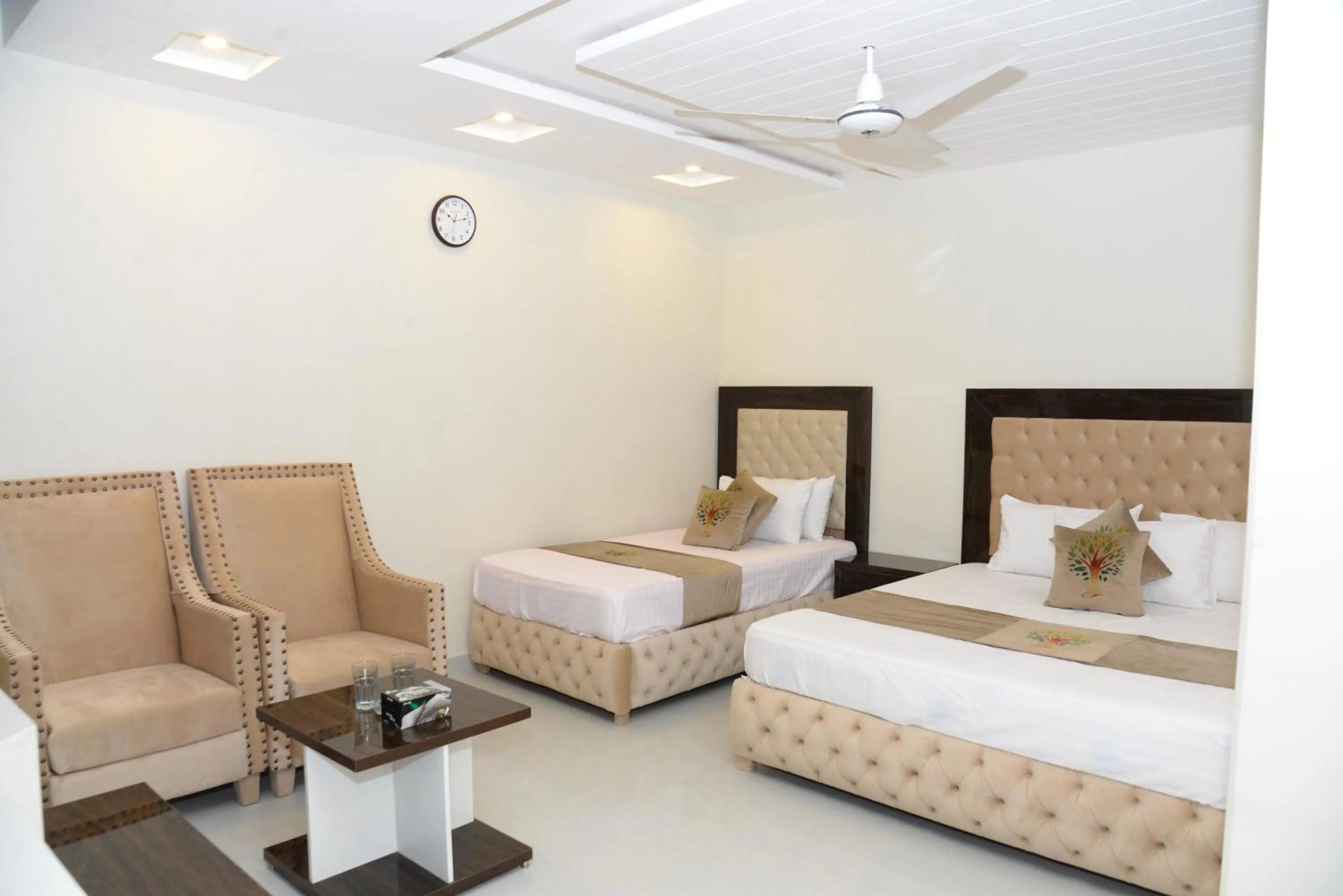 Dining area, Bed in Park View Hotel Gulberg