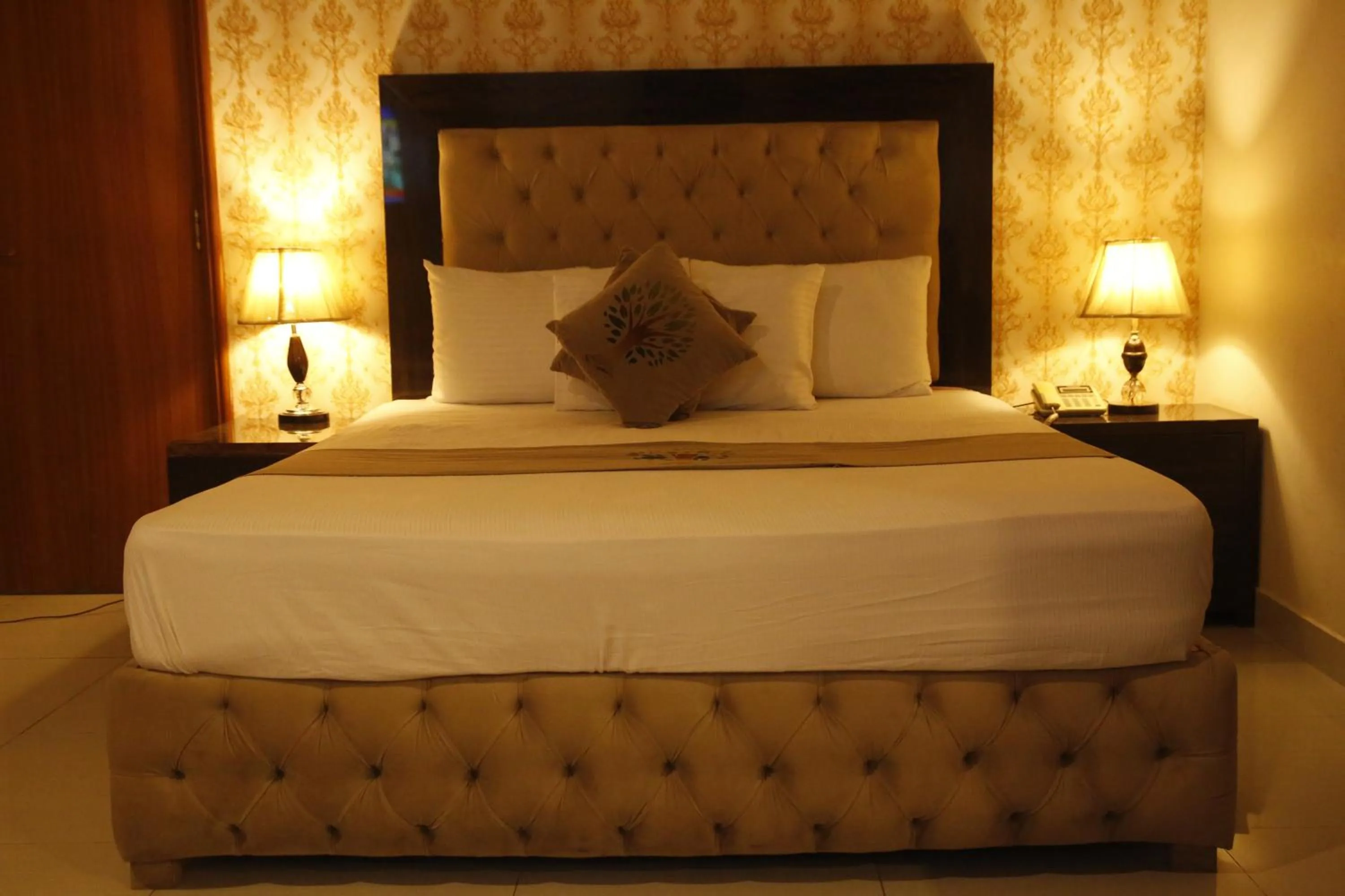 Photo of the whole room, Bed in Park View Hotel Gulberg