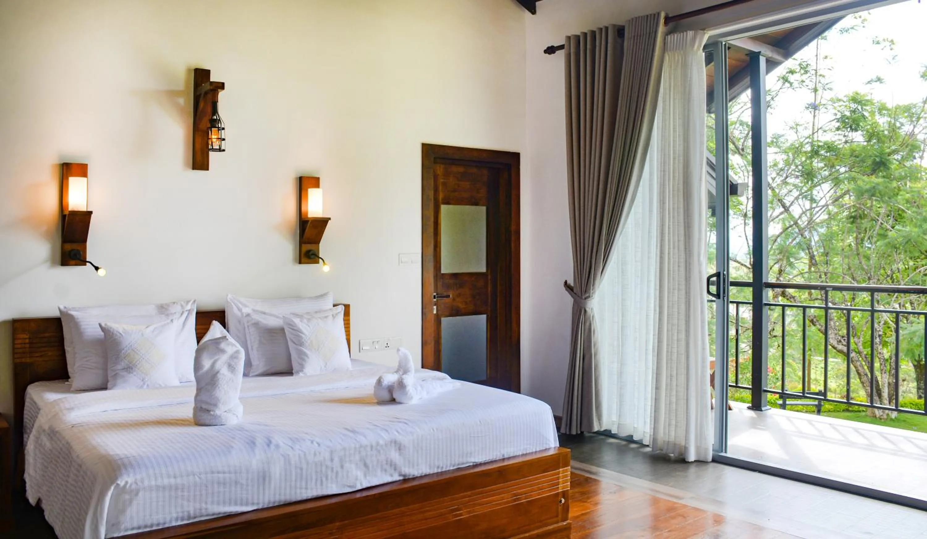 Balcony/Terrace, Bed in Grand Argyle Resort