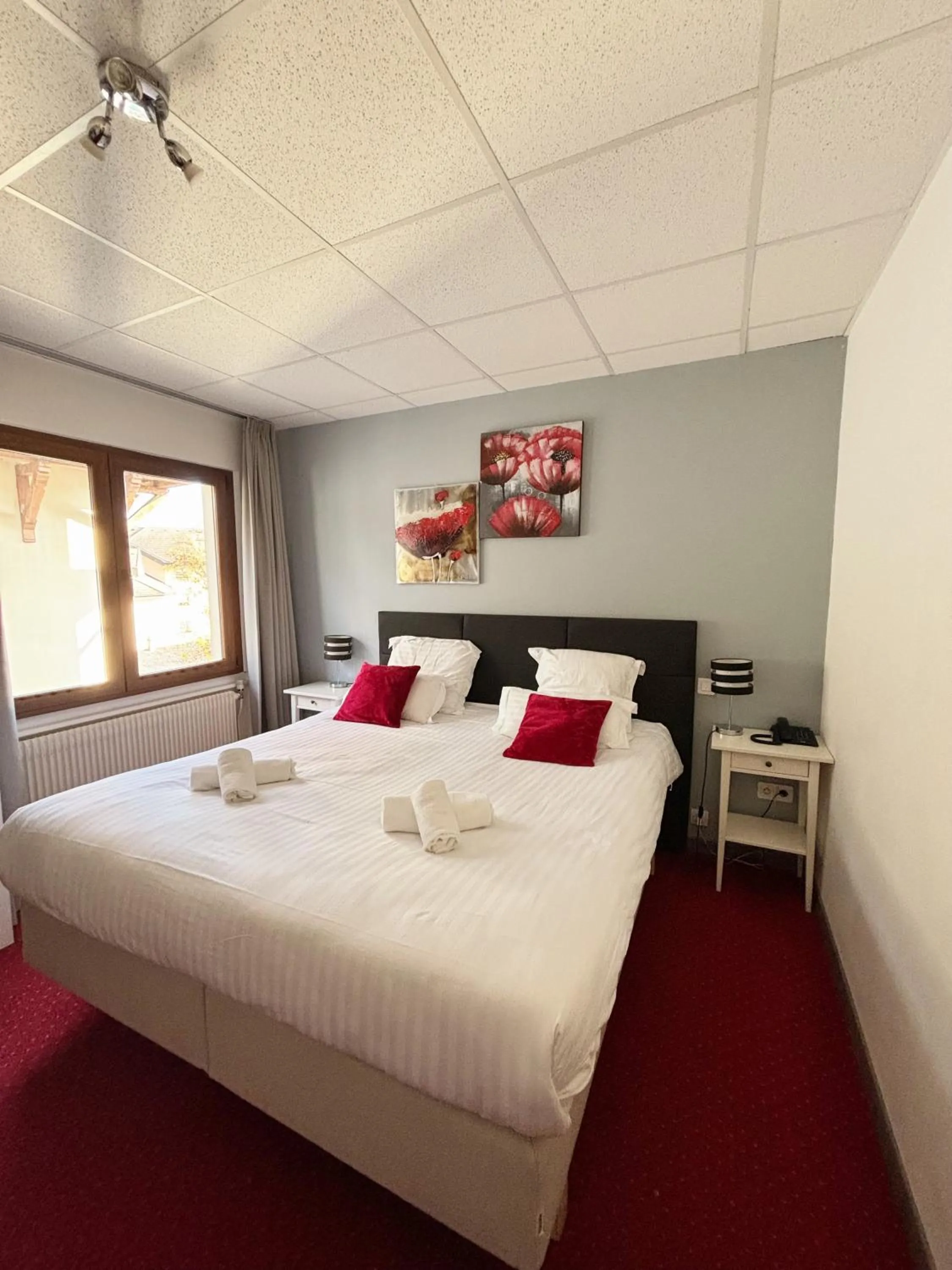 Bed in Hotel Le Divona "au coeur de Divonne"