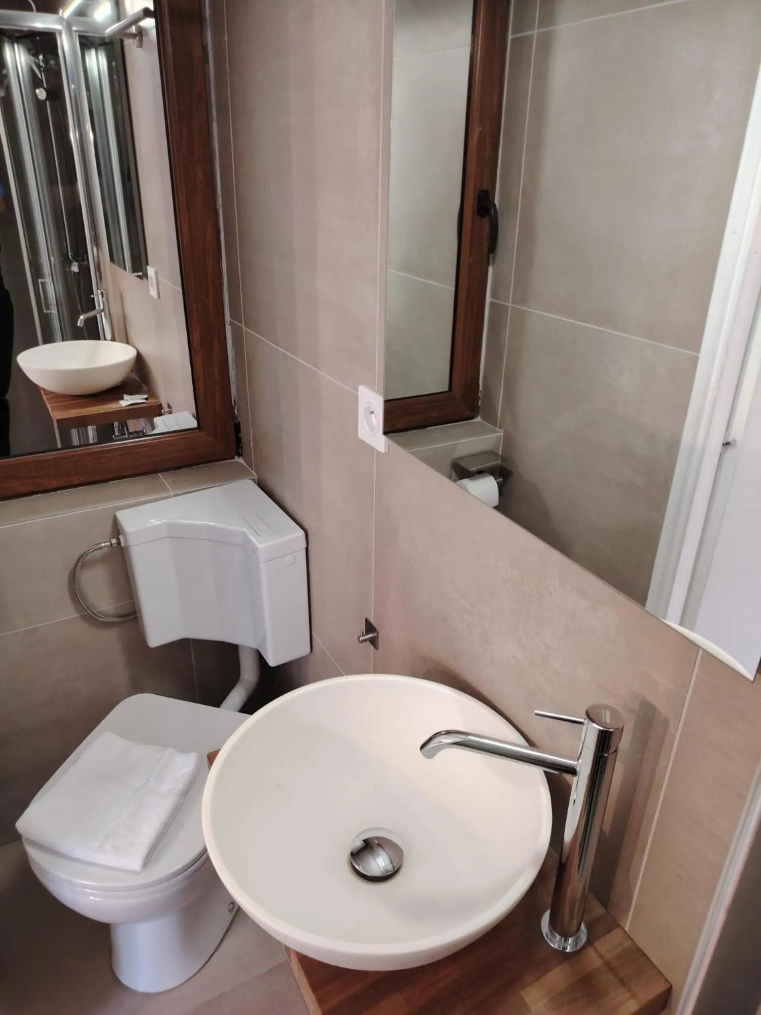 Toilet in Hotel Le Divona "au coeur de Divonne"